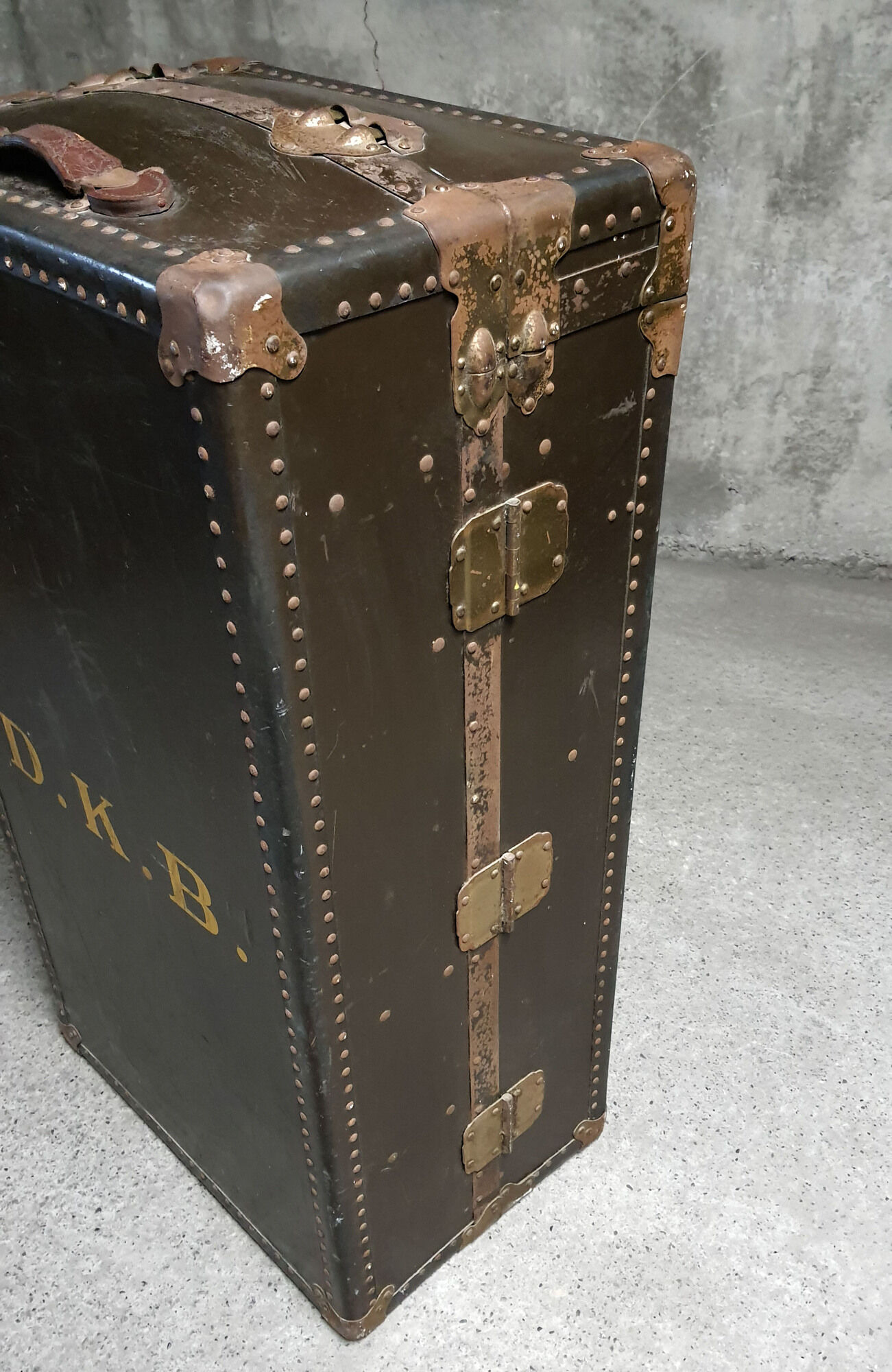 Large travel trunk of the brand Victor Wardrobe Luggage 1920