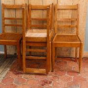 Lot de 4 chaises période Reconstruction bois massif