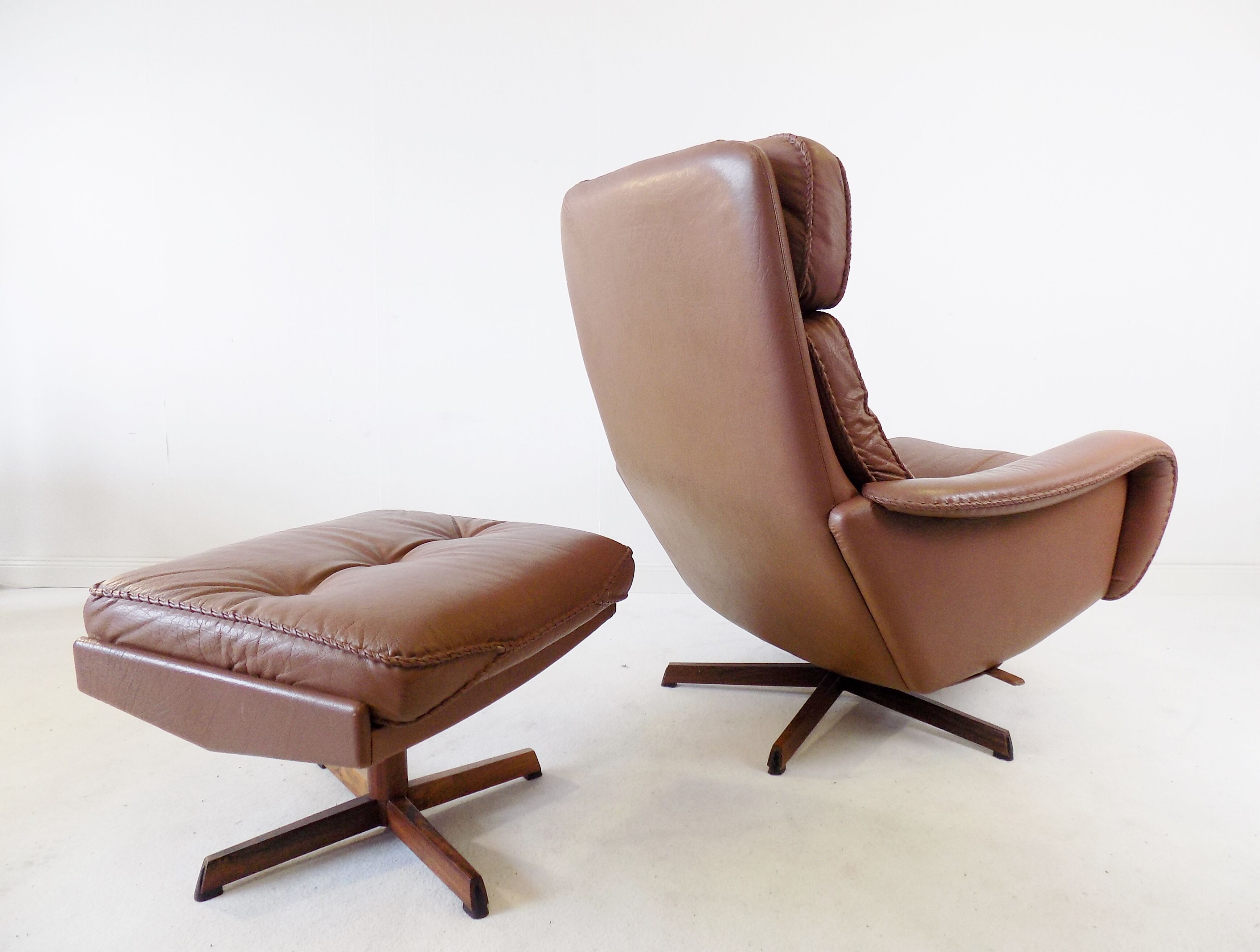 Fauteuil cuir avec pouf de Madsen & Schübel pour Bovenkamp