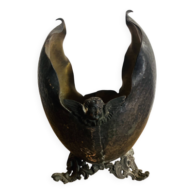 Coupe décorative ancienne en métal martelé à décor de putto