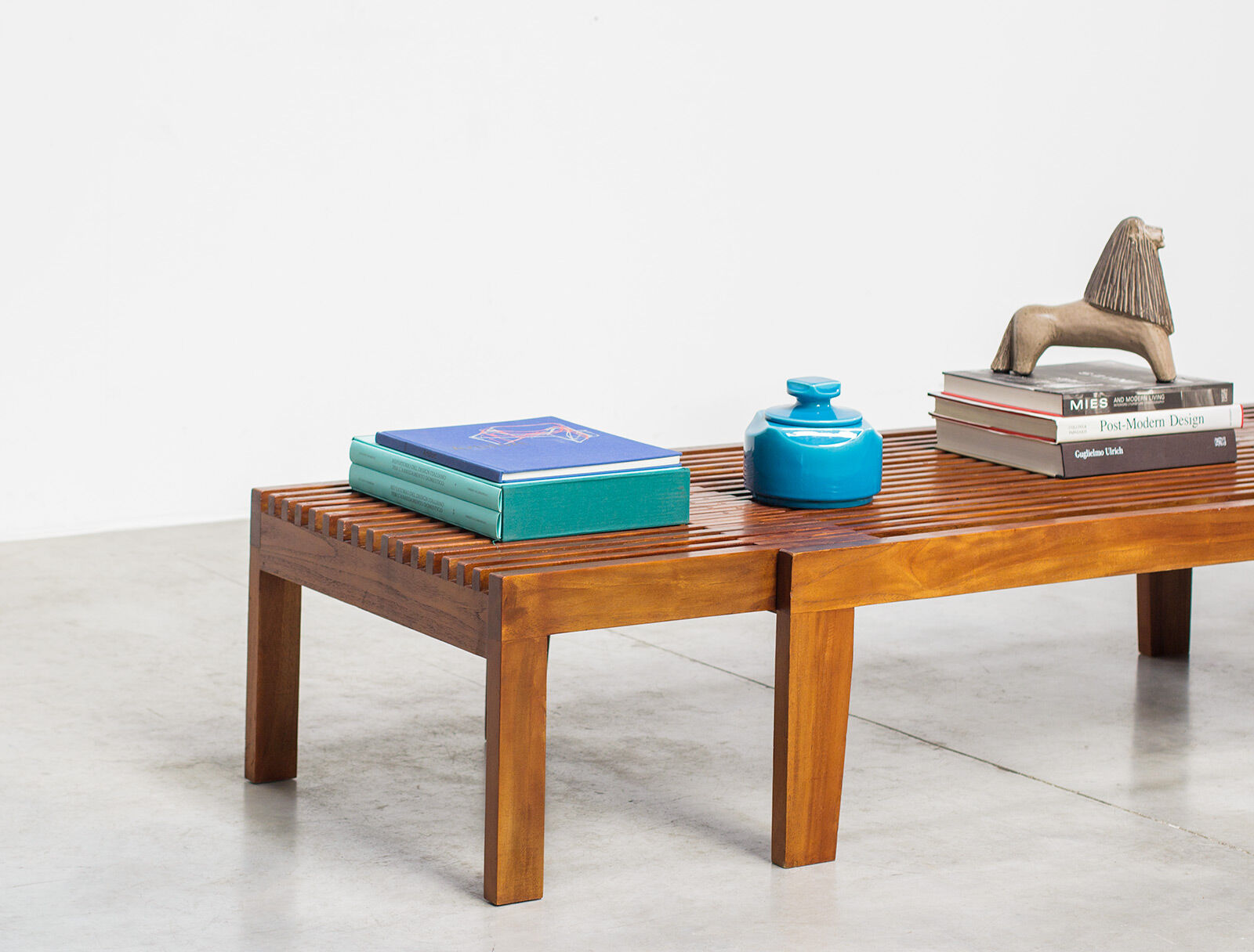 Console moderniste en noyer des années 1960