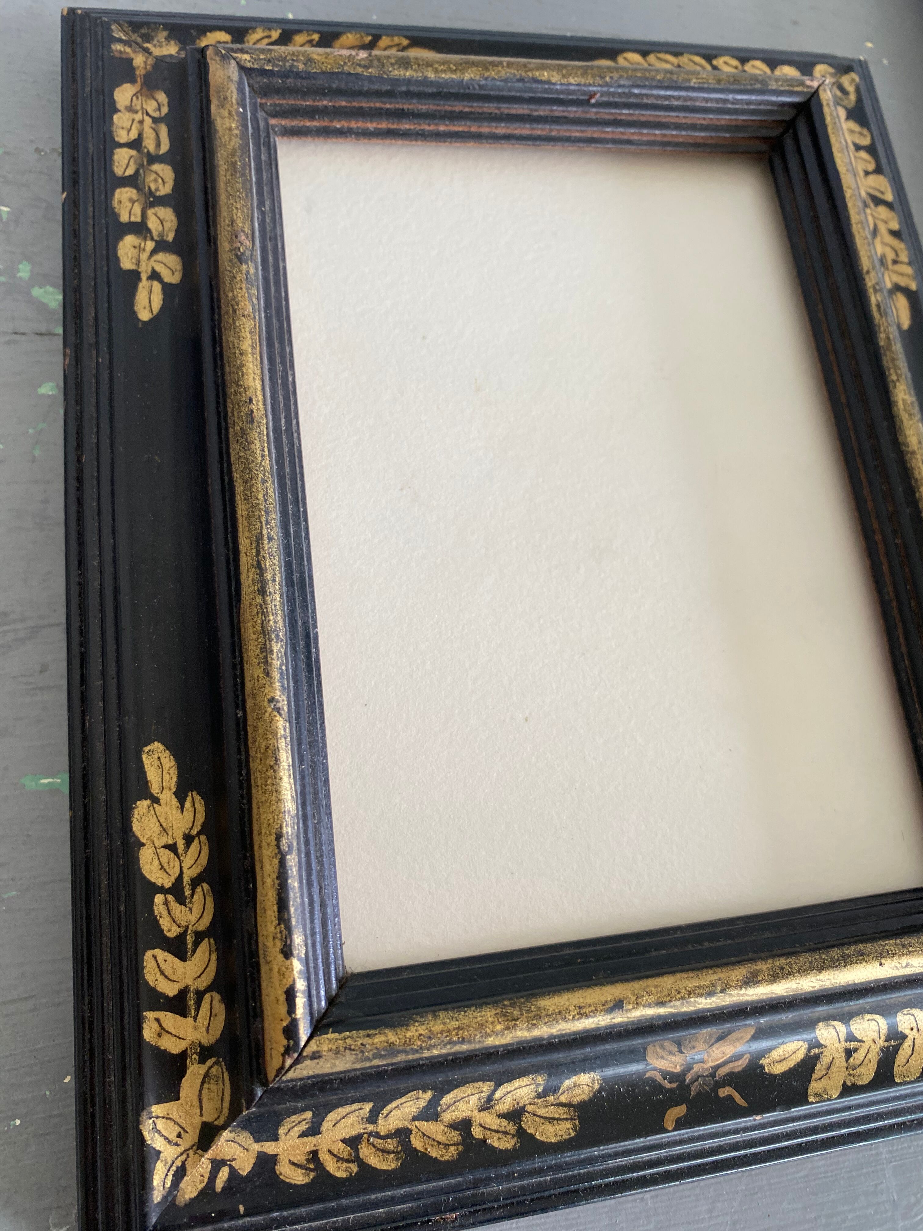 Painted wood glazed frame, to pose