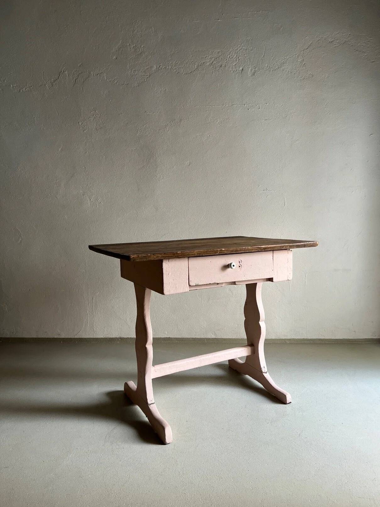 Bureau rustique peint en rose avec plateau marron