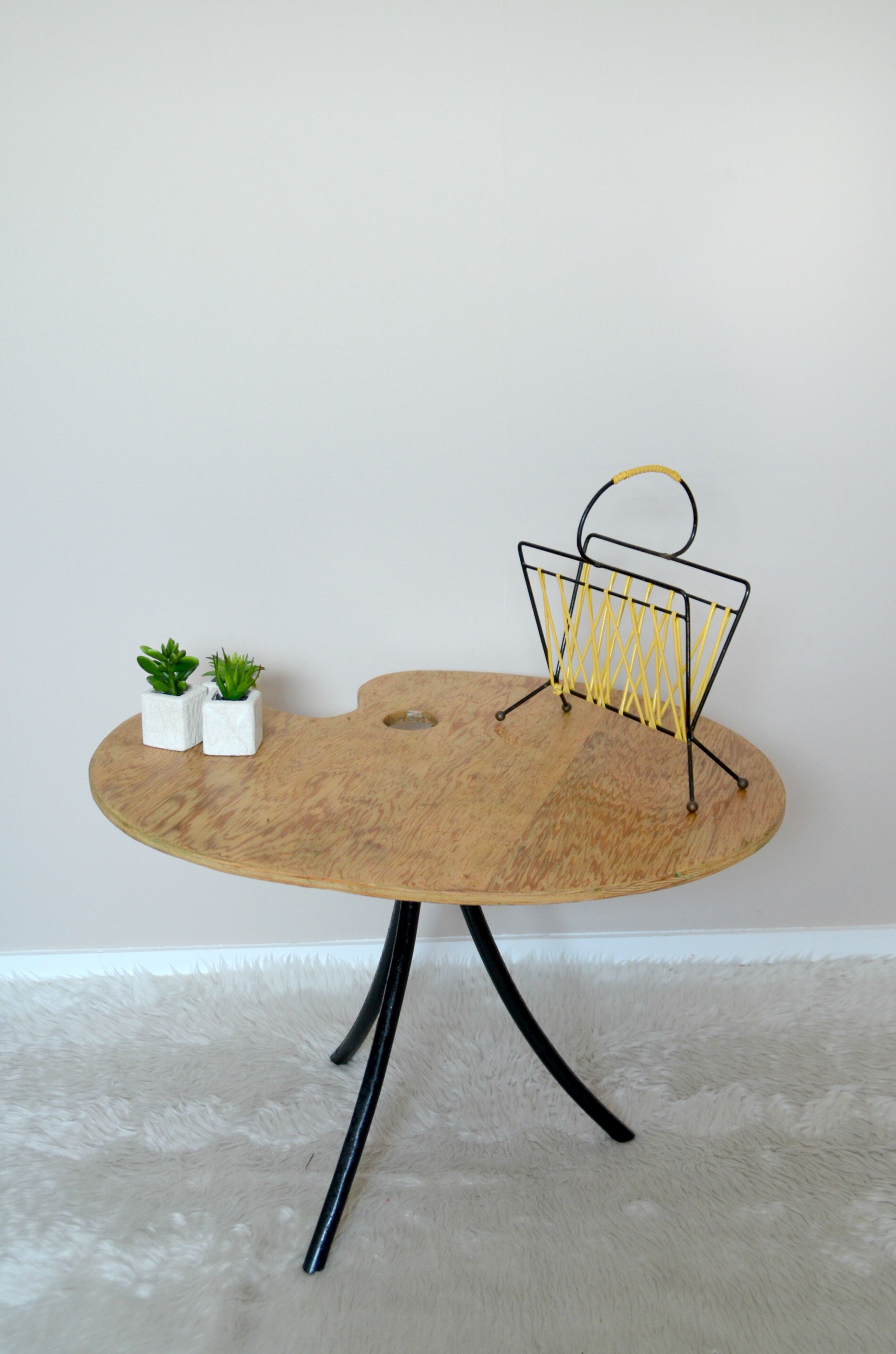 Coffee table tripod feet