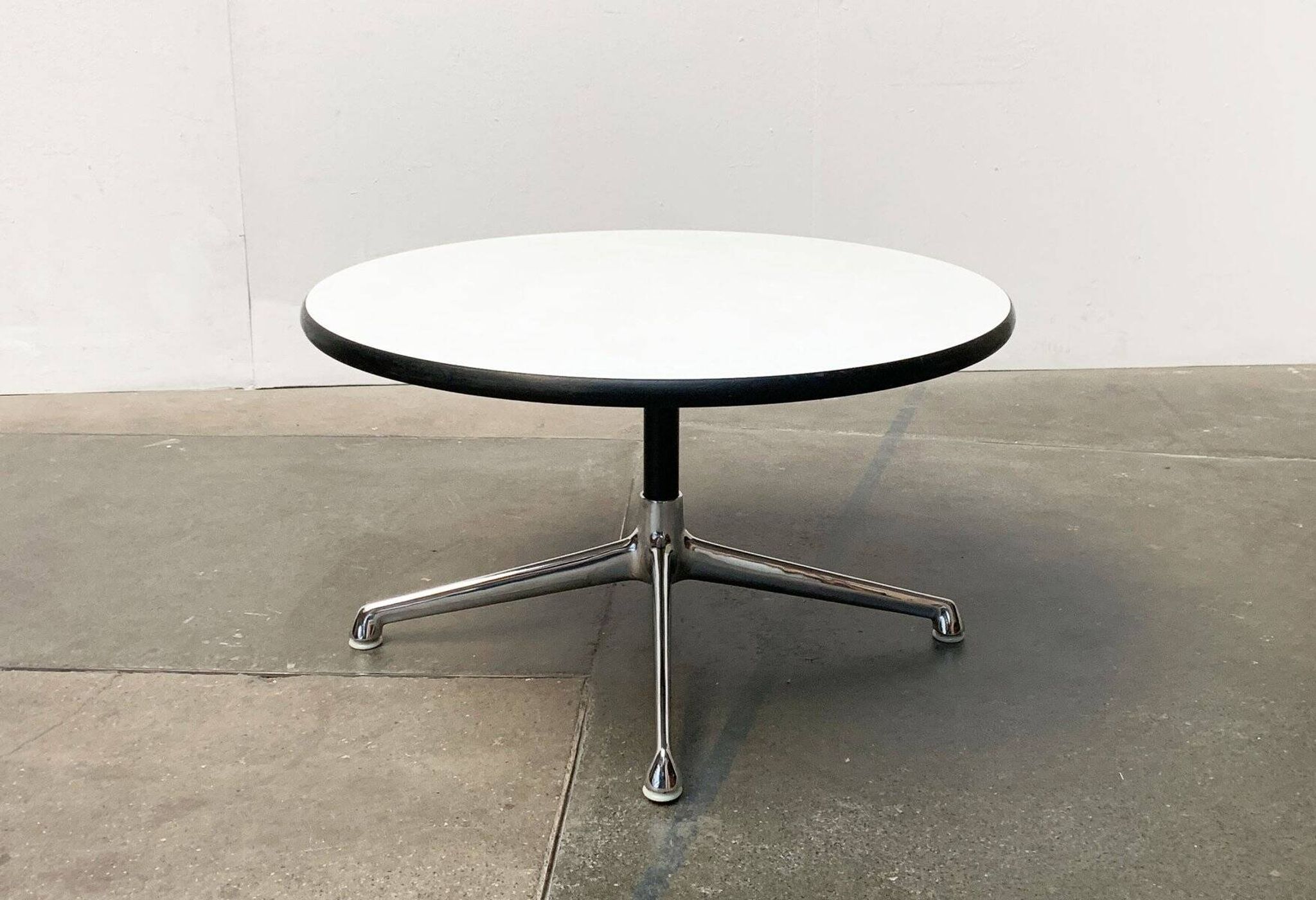 Table d'appoint du milieu du siècle par Charles & Ray Eames pour Herman Miller, années 1960