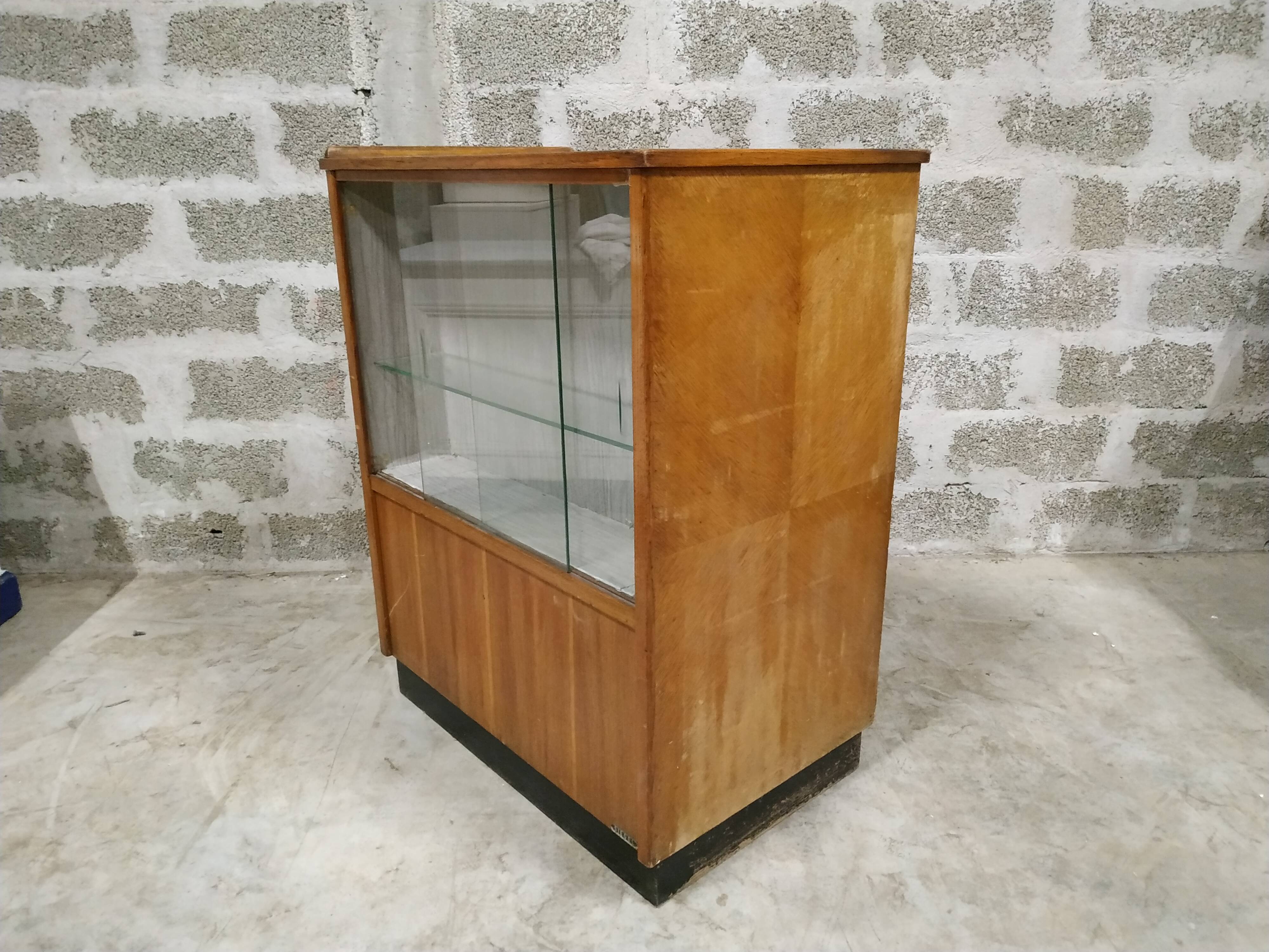 Former cash vitrine store counter