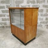 Former cash vitrine store counter