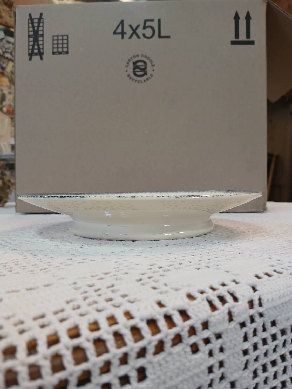 Petit plat ancien en terre de fer