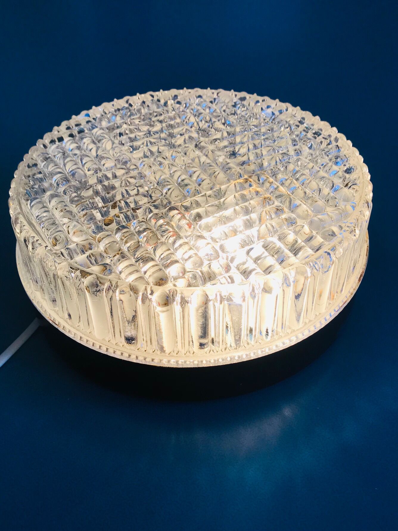 Round ceiling light in chiseled glass