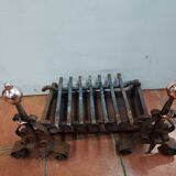 Paire de chenets en fer forgé et cuivre avec grille