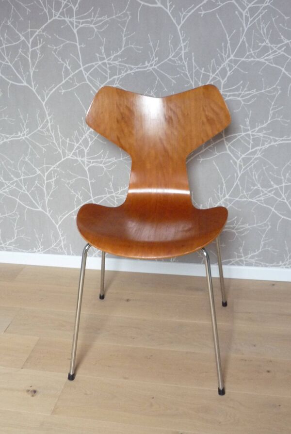 Chaise Mod.  ''Grand Prix'' par Arne Jacobsen