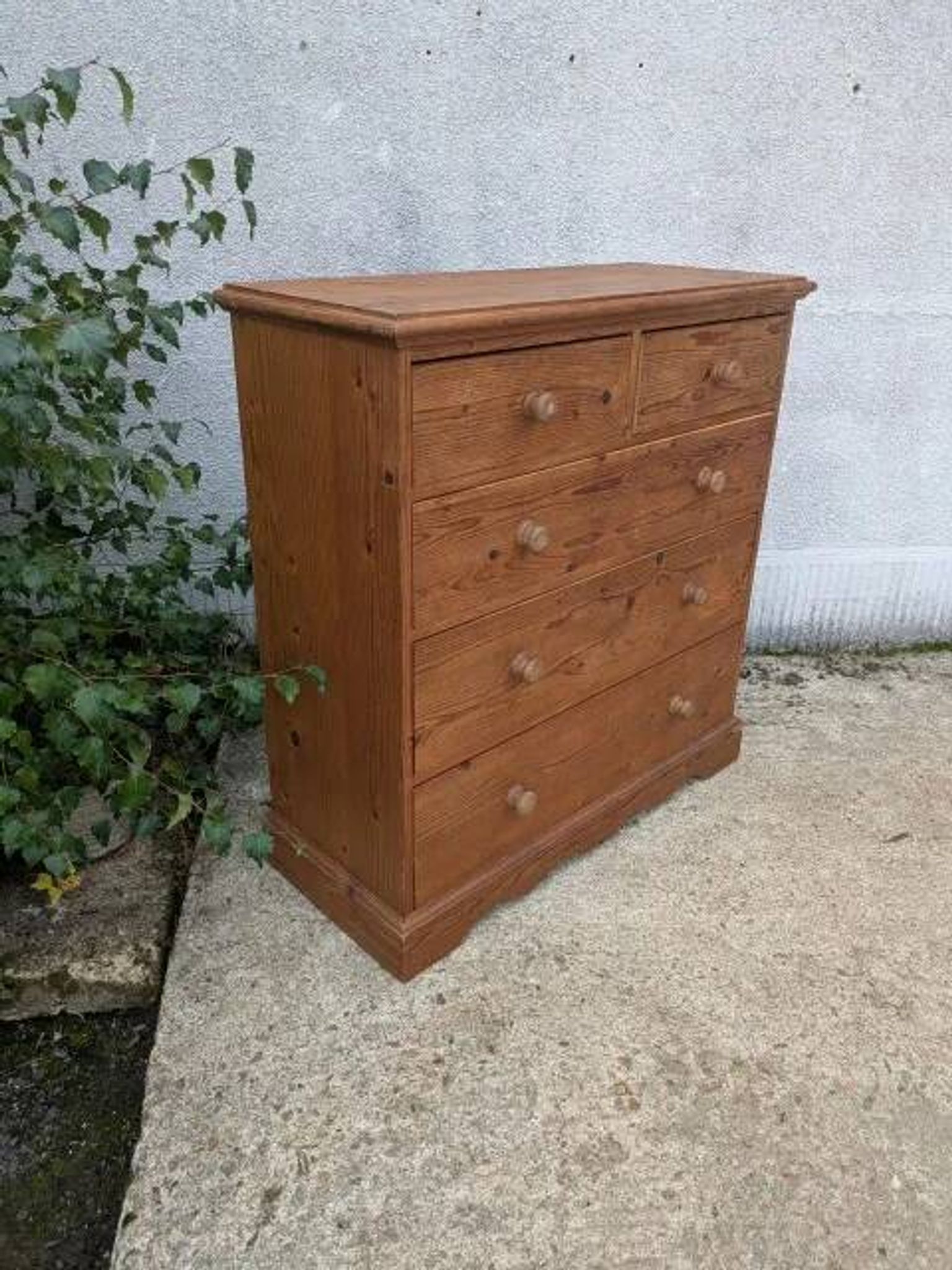 English-style chest of drawers