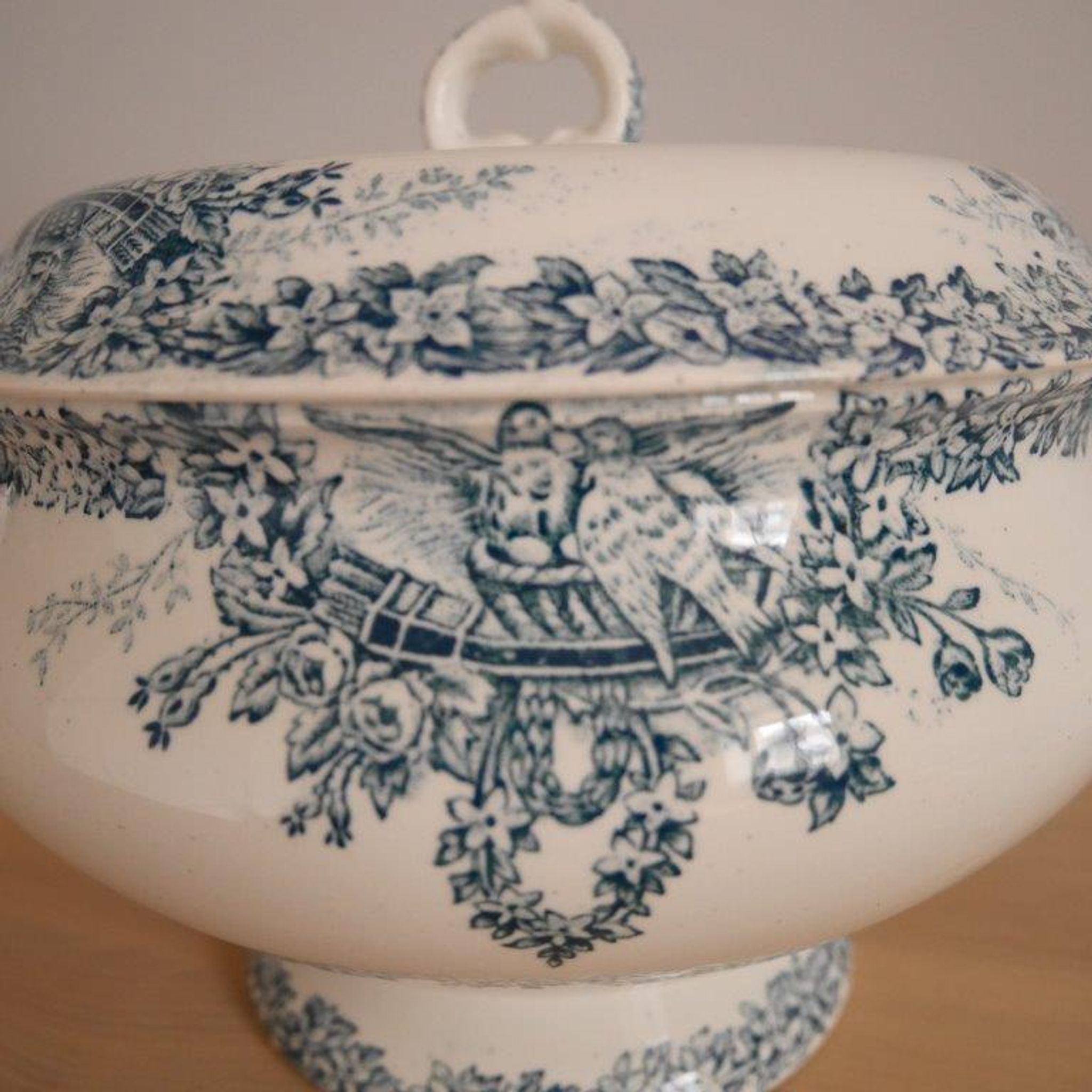 Soup or vegetable bowl St Amand iron earth model "dovecote"