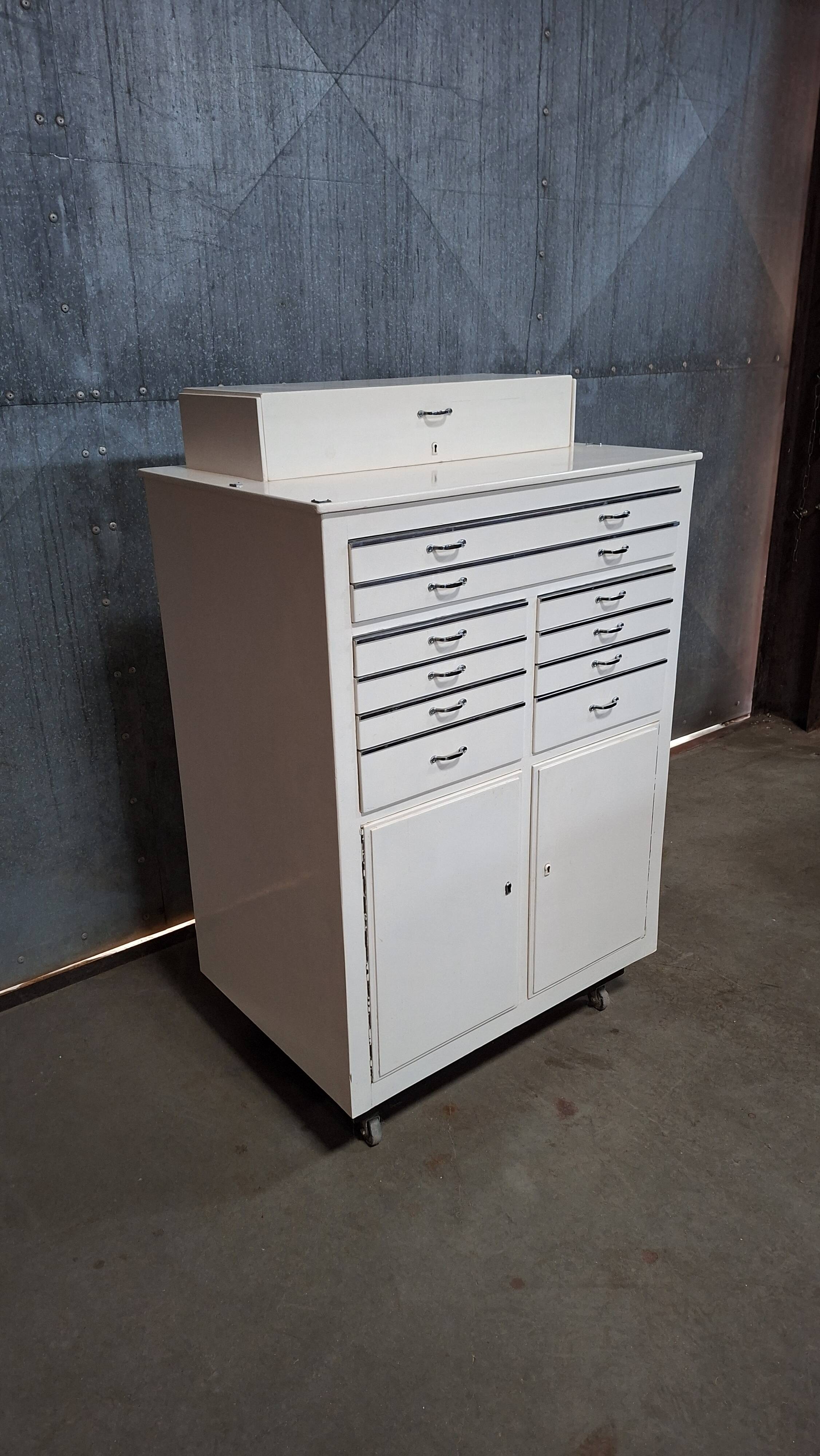 Meuble dentiste sur roulettes / meuble médical / commode à tiroirs