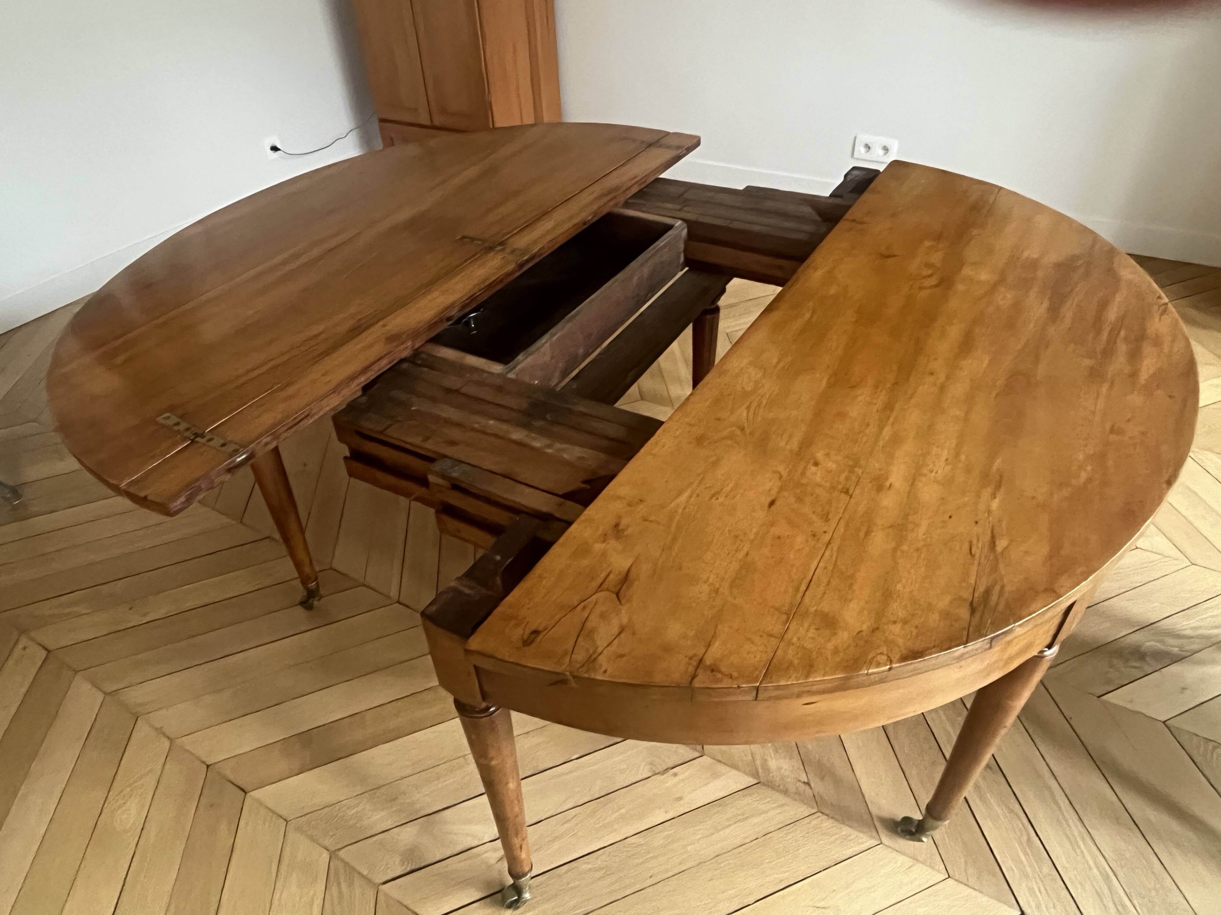 Large oval table from the early 19th century in walnut, 3.17m with extensions.