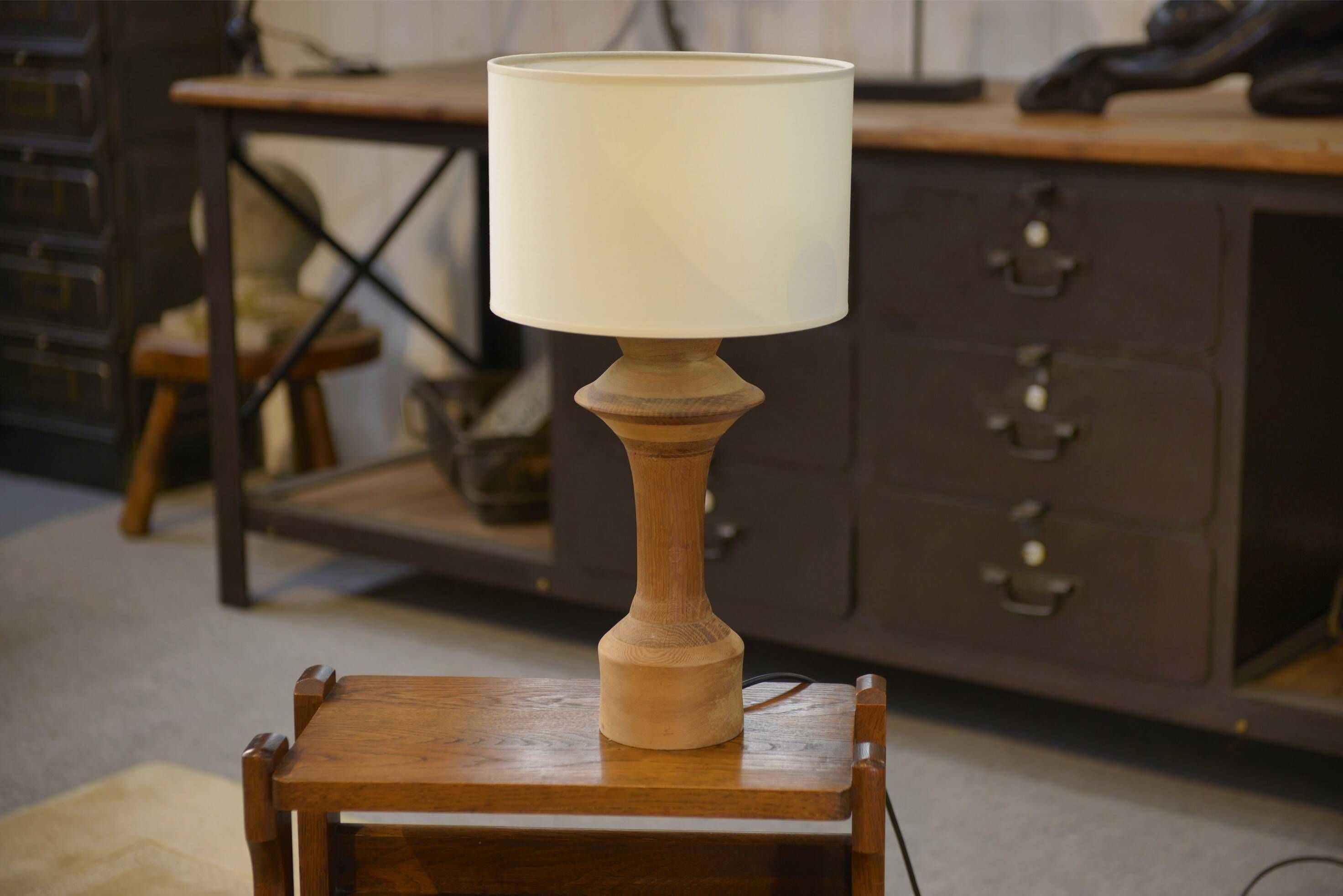 Lampe en chêne des années 1950