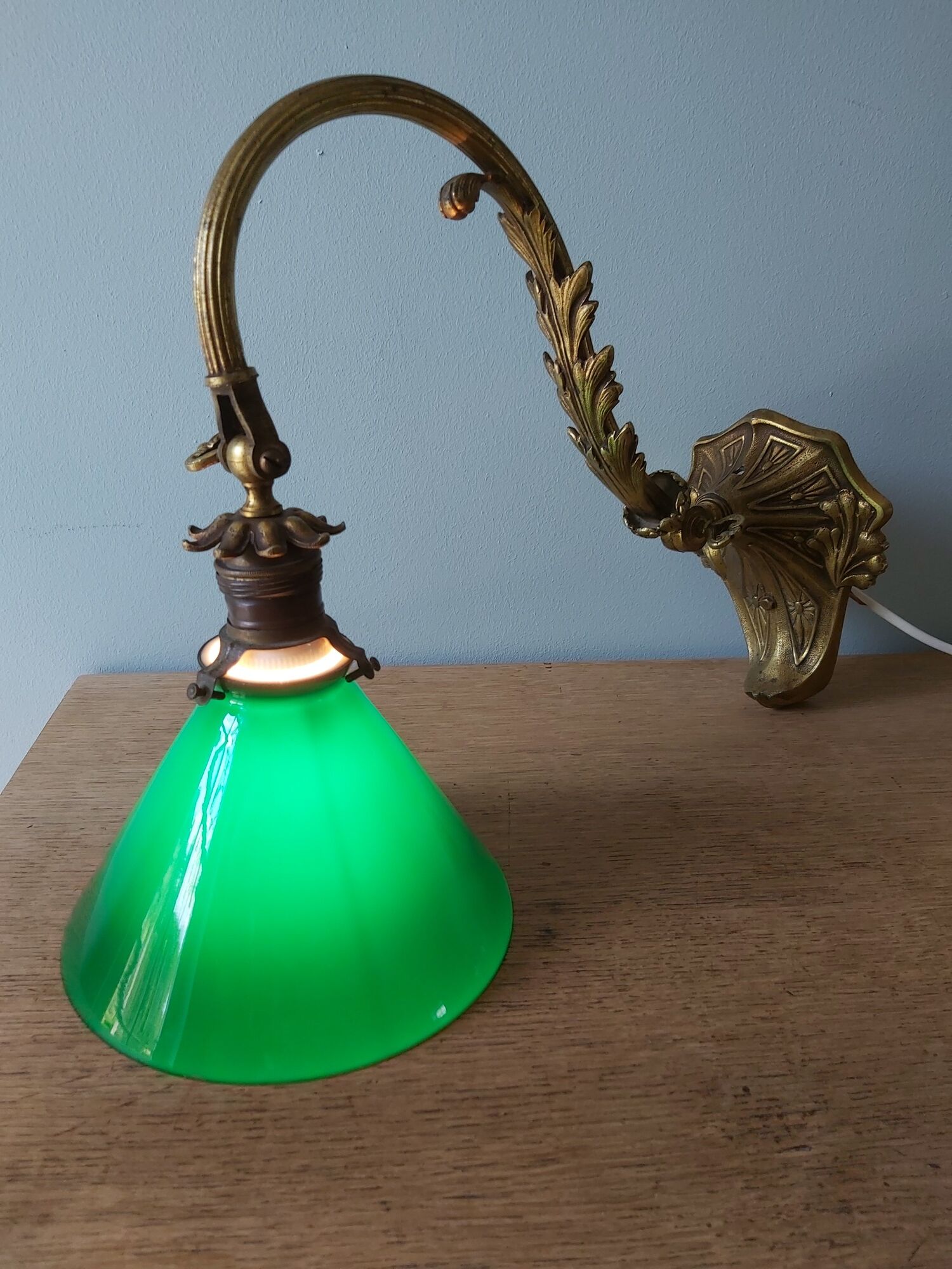 Wall light in bronze art nouveau with green opaline lampshades.