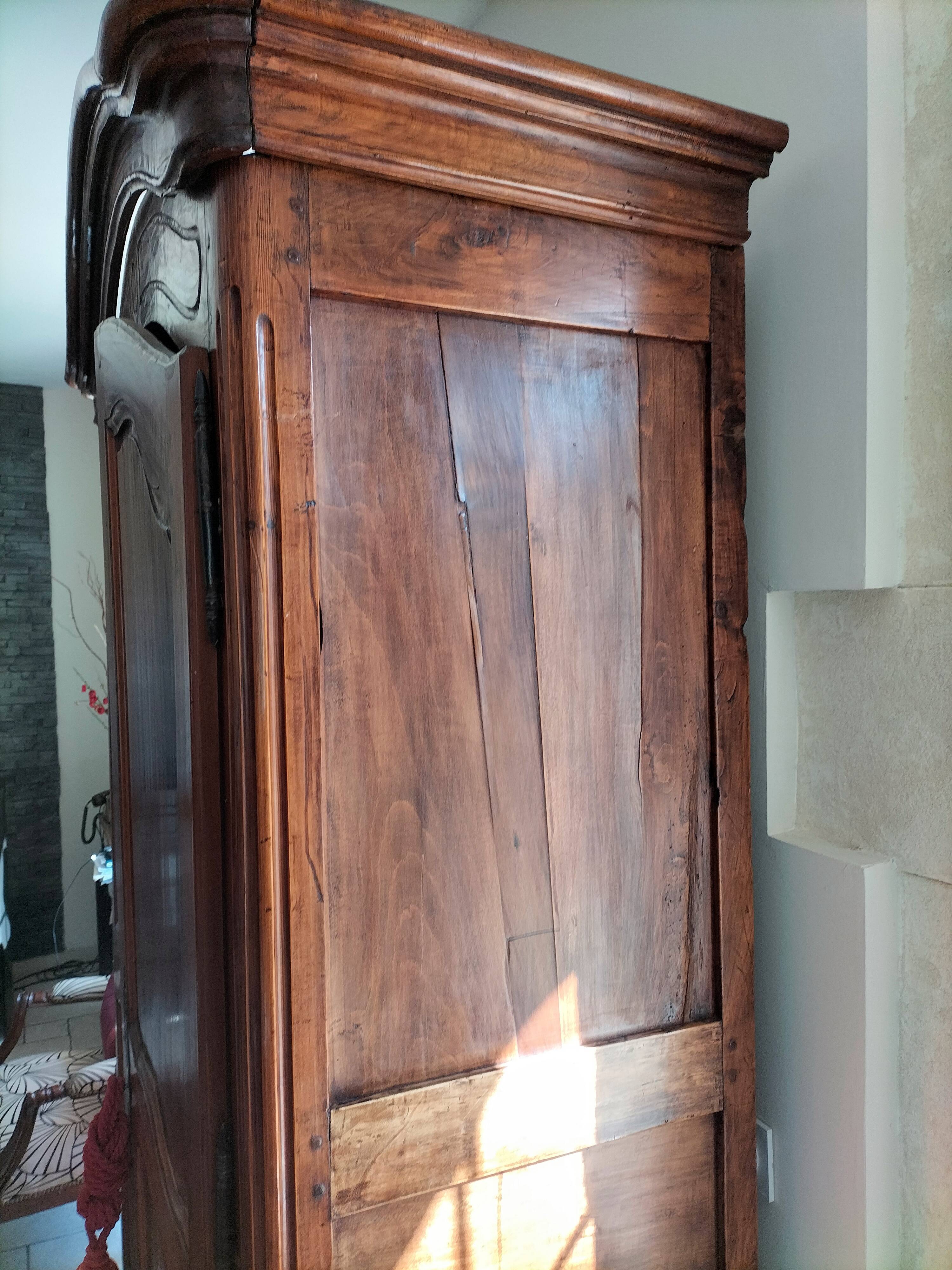 Armoire pin massif anglais patine - Ameublement