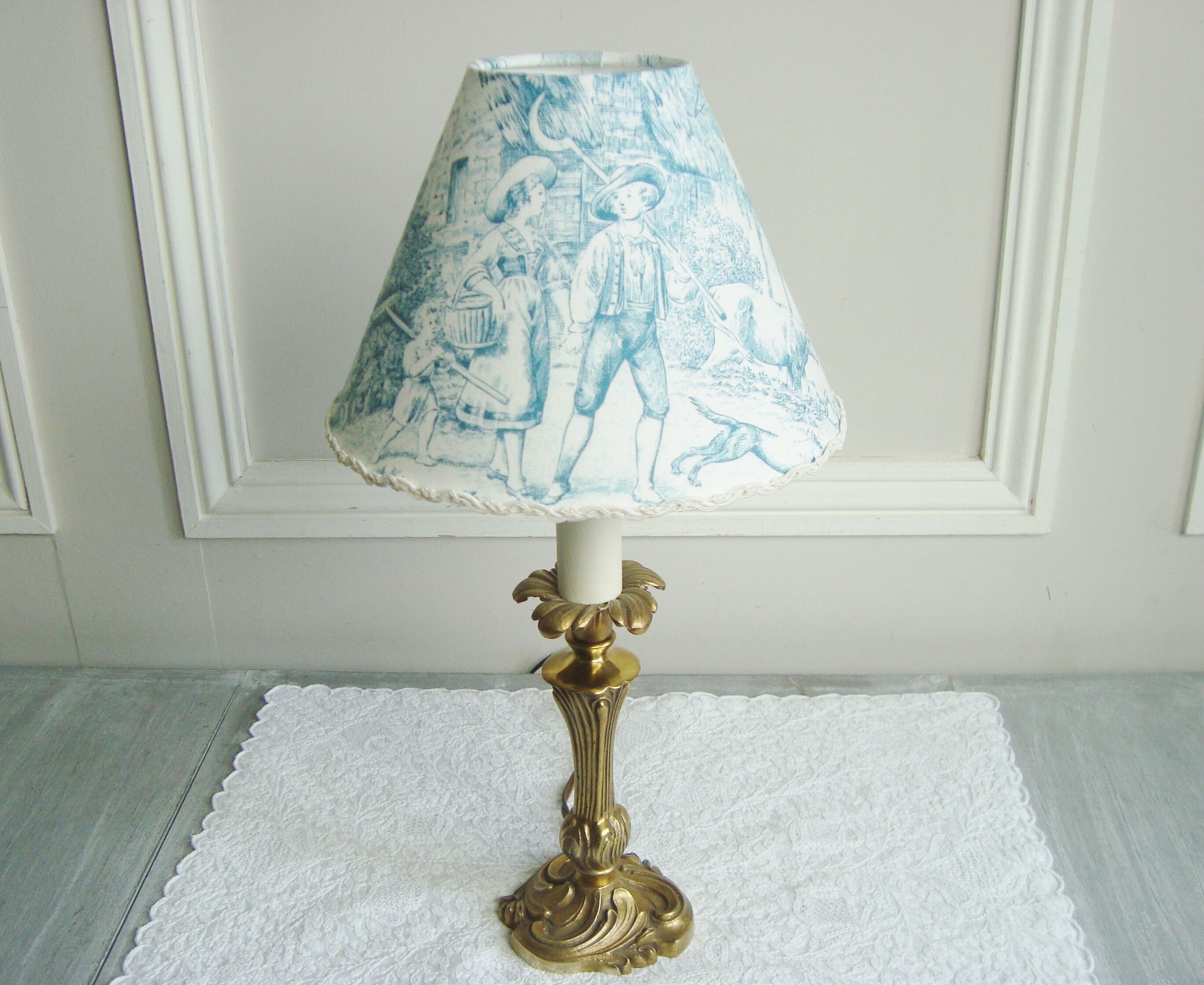Small vintage lamp with its lampshade in toile de Jouy