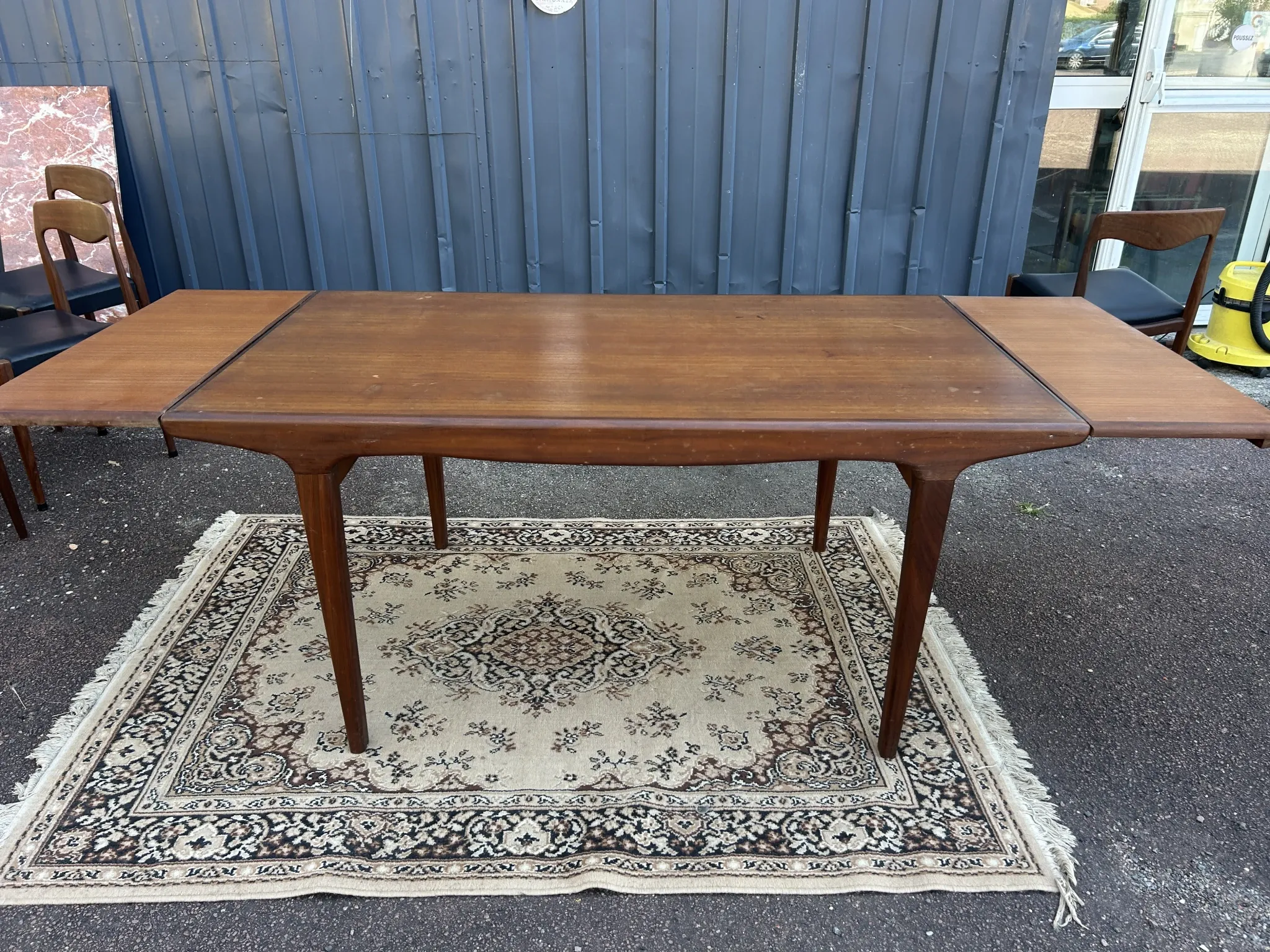 Rectangular extendable table in Scandinavian style made of teak.