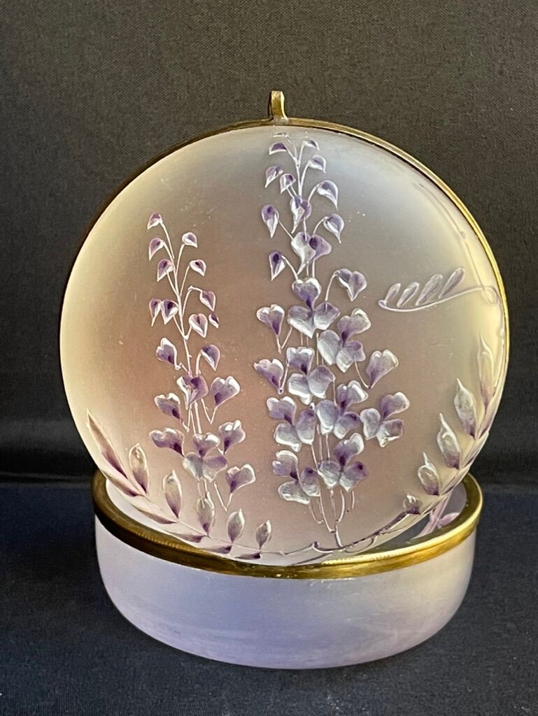 Enamelled candy maker