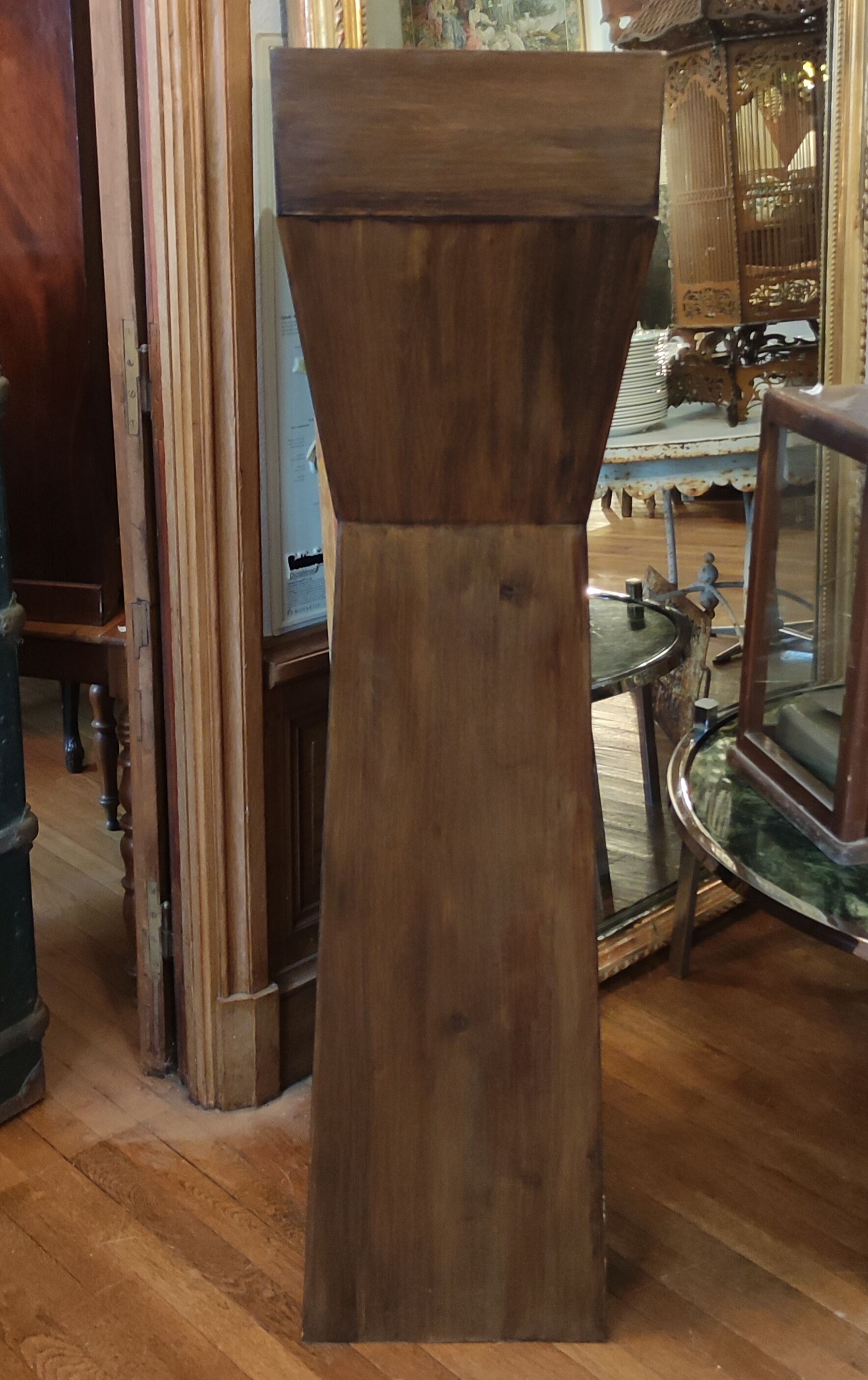 Fifth wheel conical pedestal contemporary design