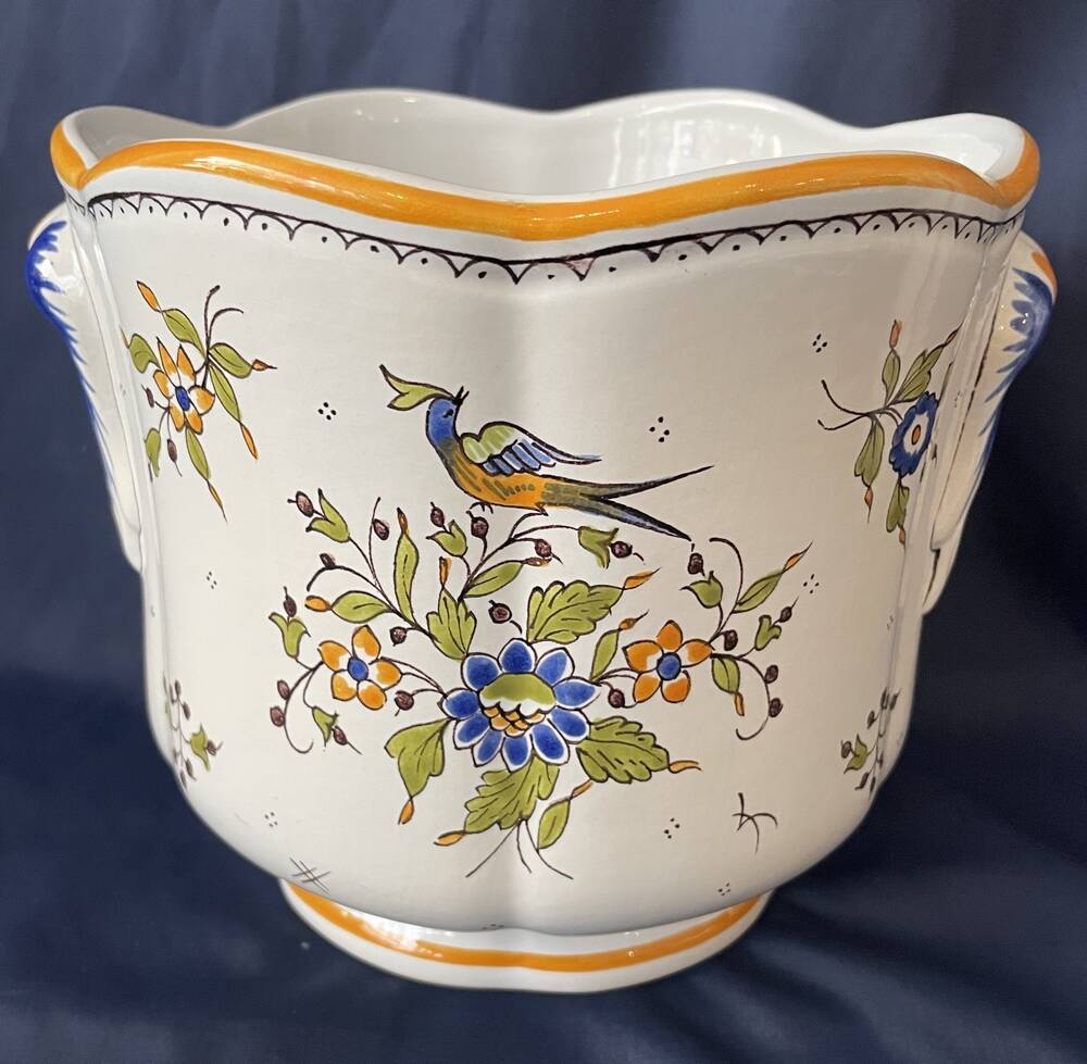 Earthenware cache-pot from Moustiers with bird and floral decoration, interior decor.