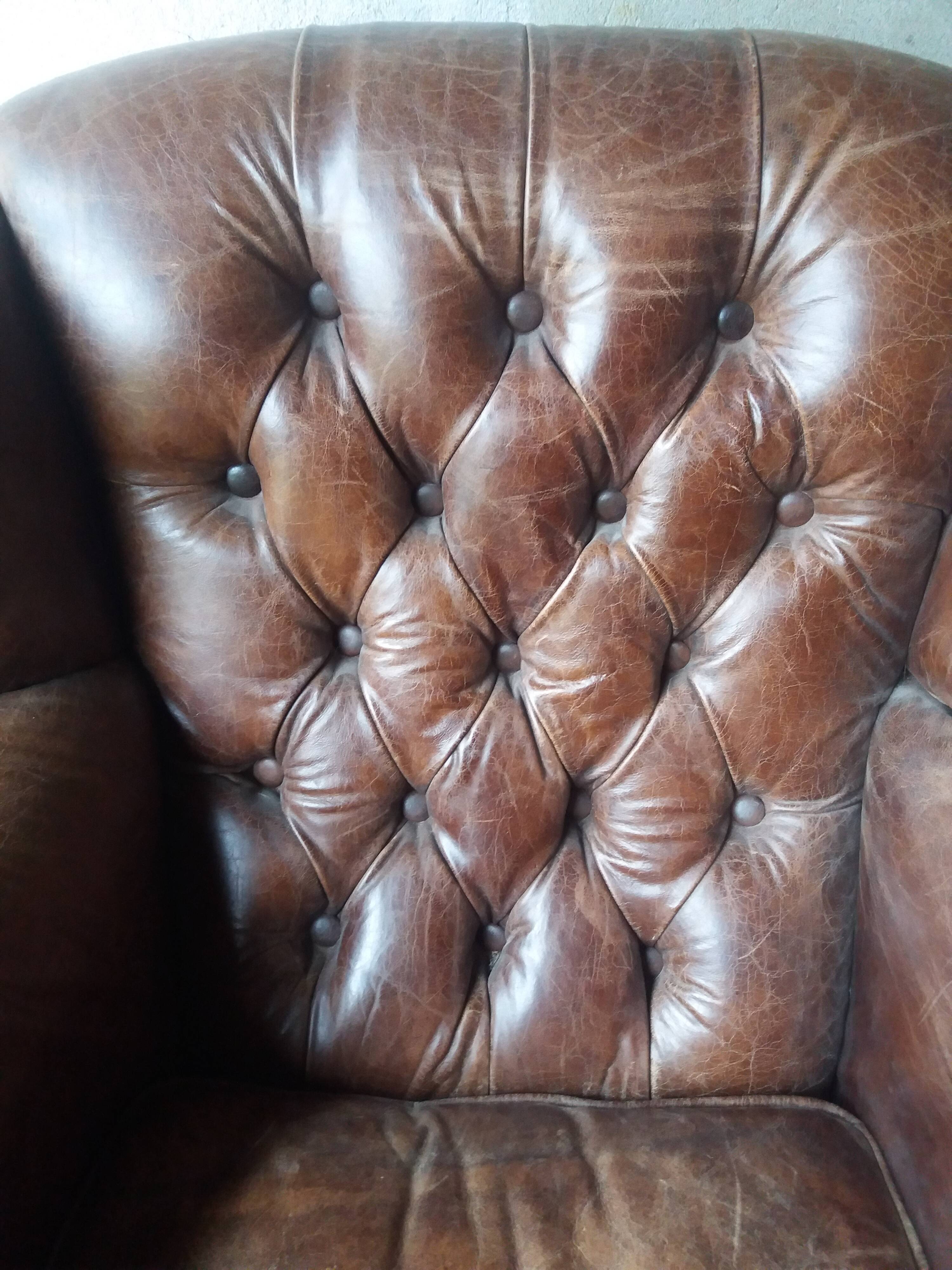 Fauteuil chesterfield à oreille cuir
