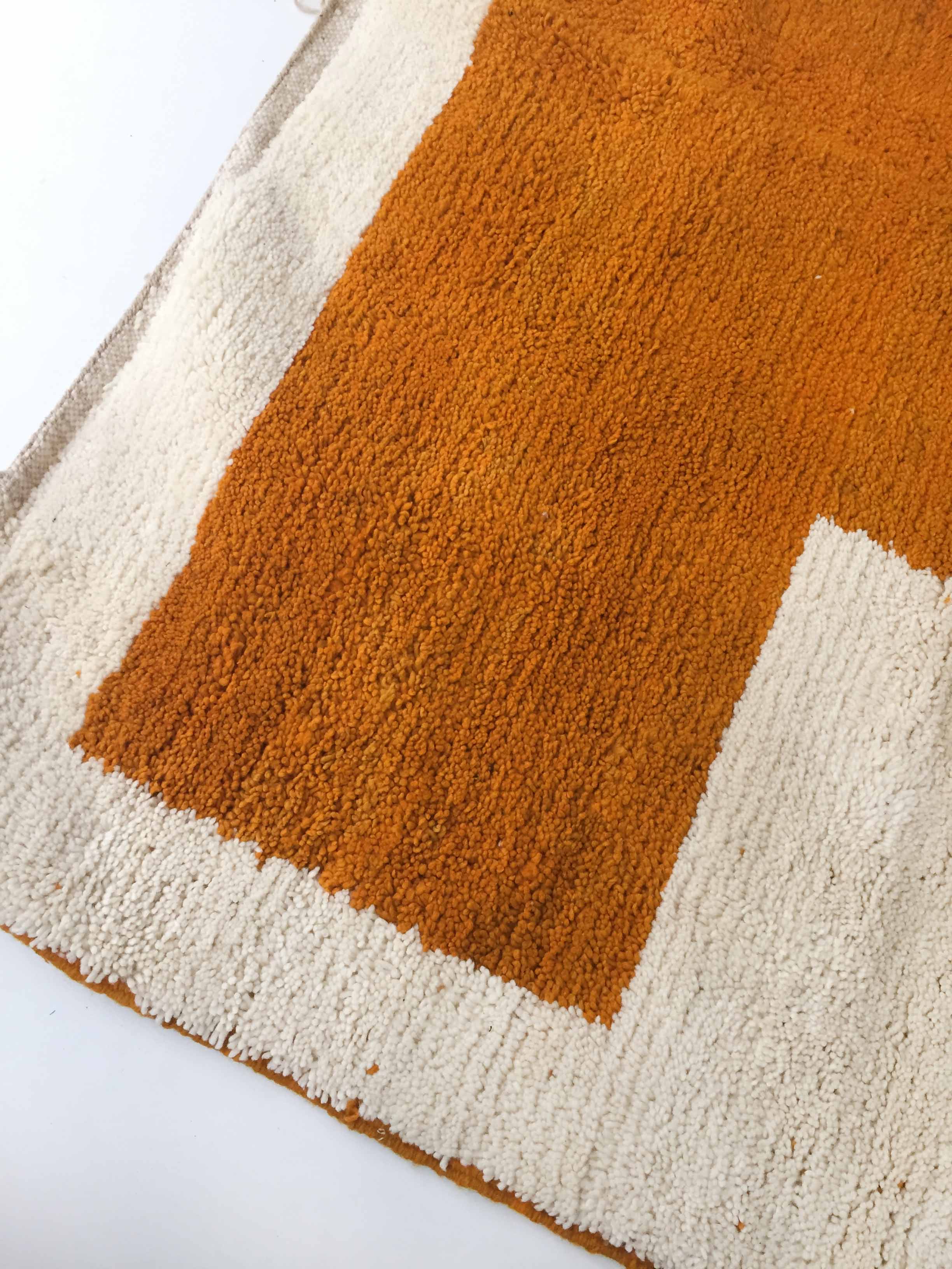 Tapis berbère marocain Beni Ouarain écru à motifs colorés 257x192cm