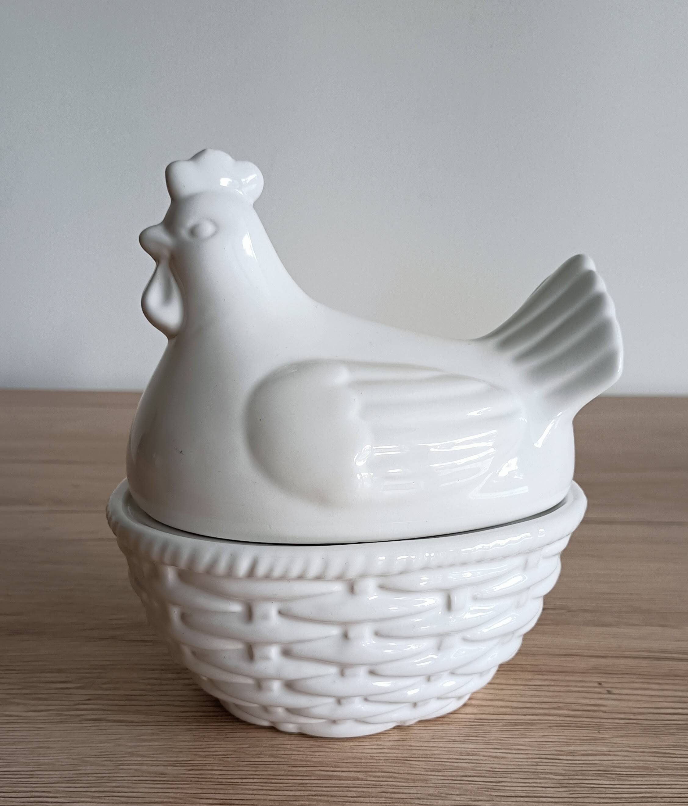 Sugar bowl with white ceramic hen decoration