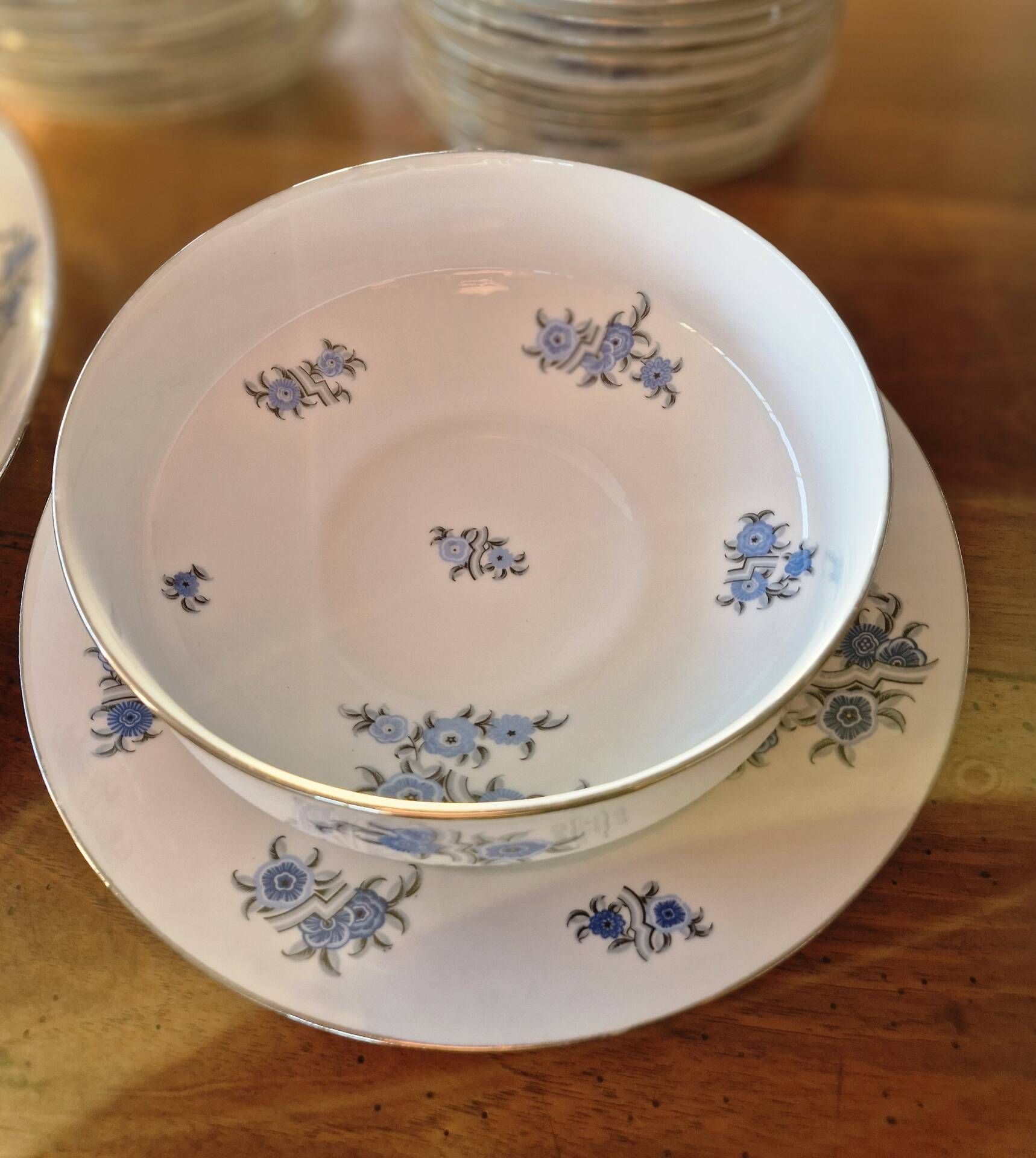 Art Deco porcelain dinner service, Legrand Limoges, 41 pieces.