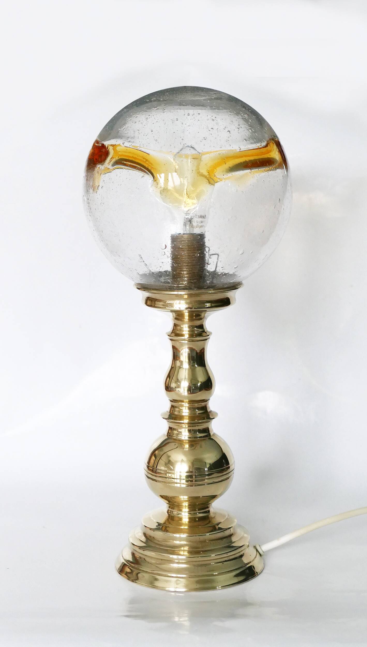Table lamp in solid brass with a vintage 1970s glass globe.