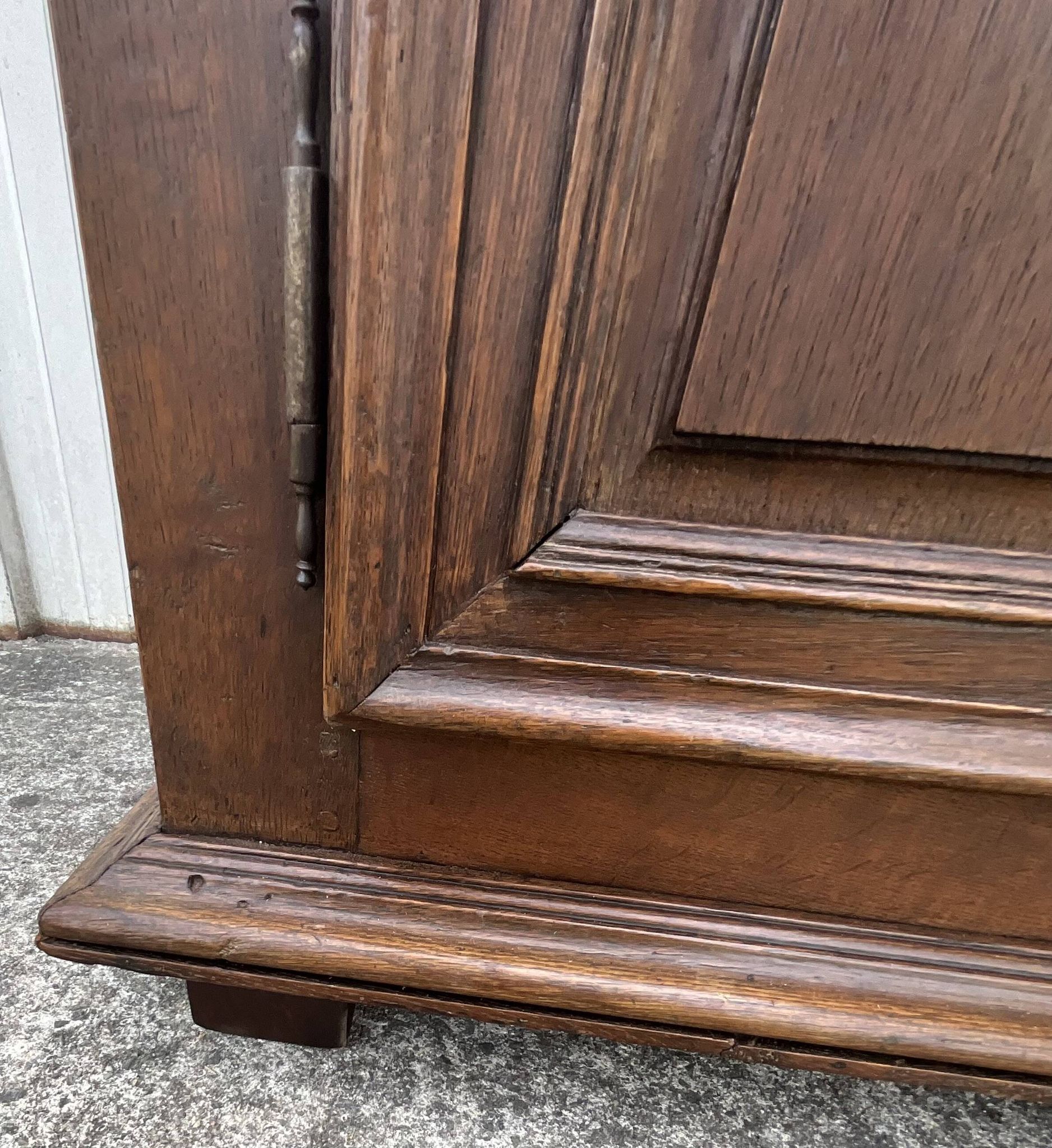 Country-style sideboard in solid oak – 18th century
