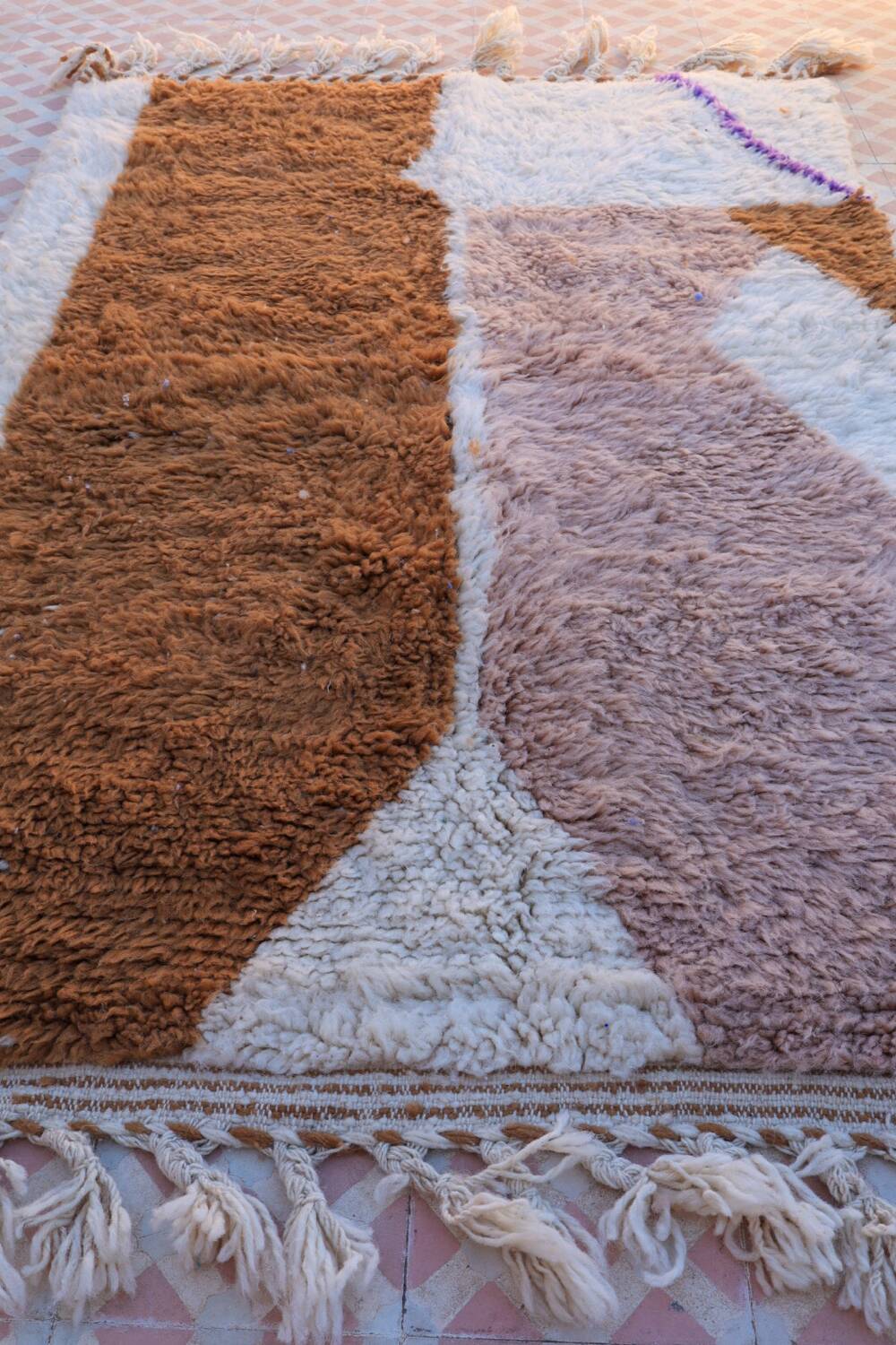 Tapis marocain berbère marron beige rosé moderne