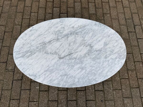 Table basse ovale originale Knoll Tulip Eero Saarinen Carrara