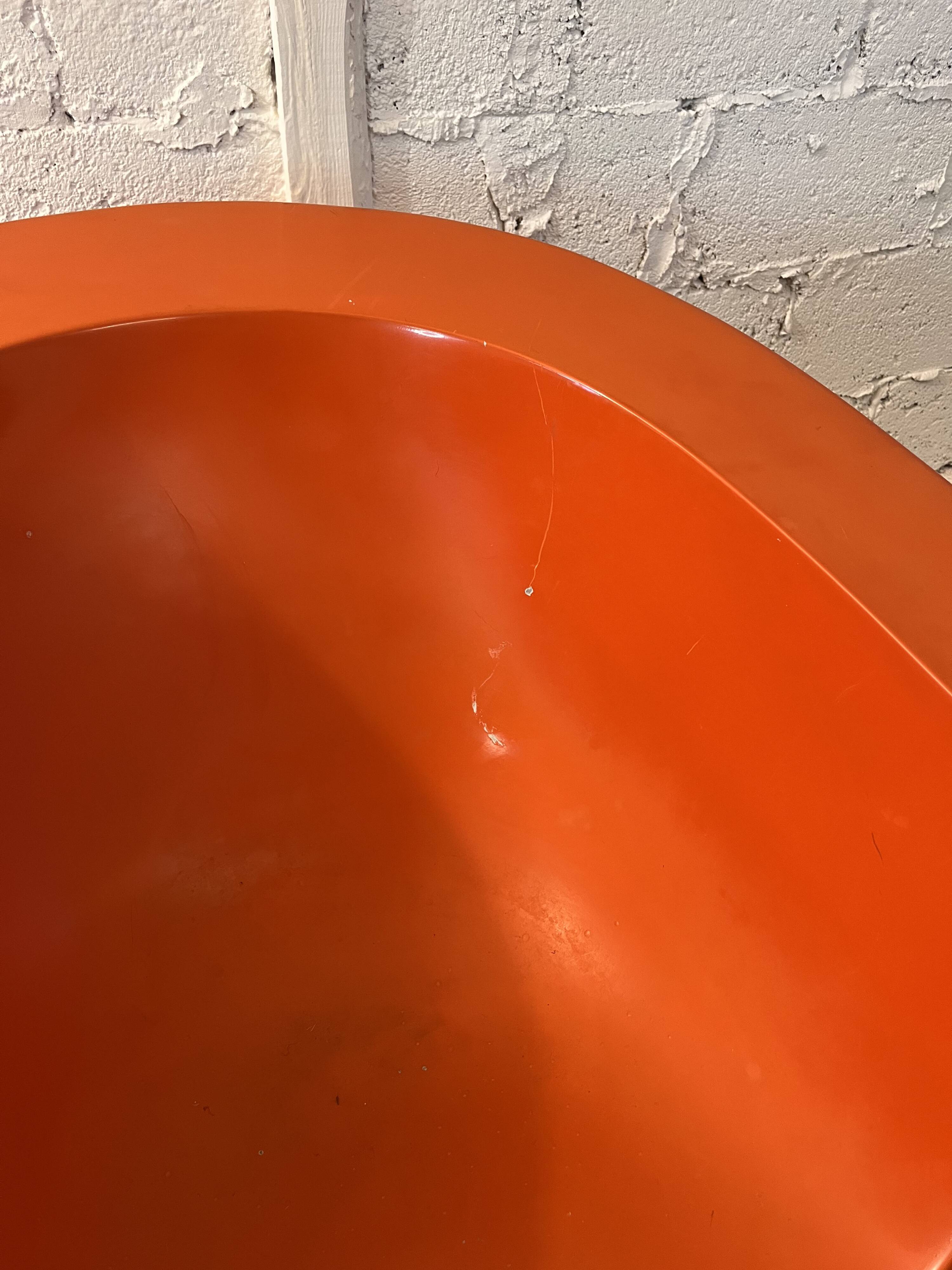 The Moon armchair, Mike To