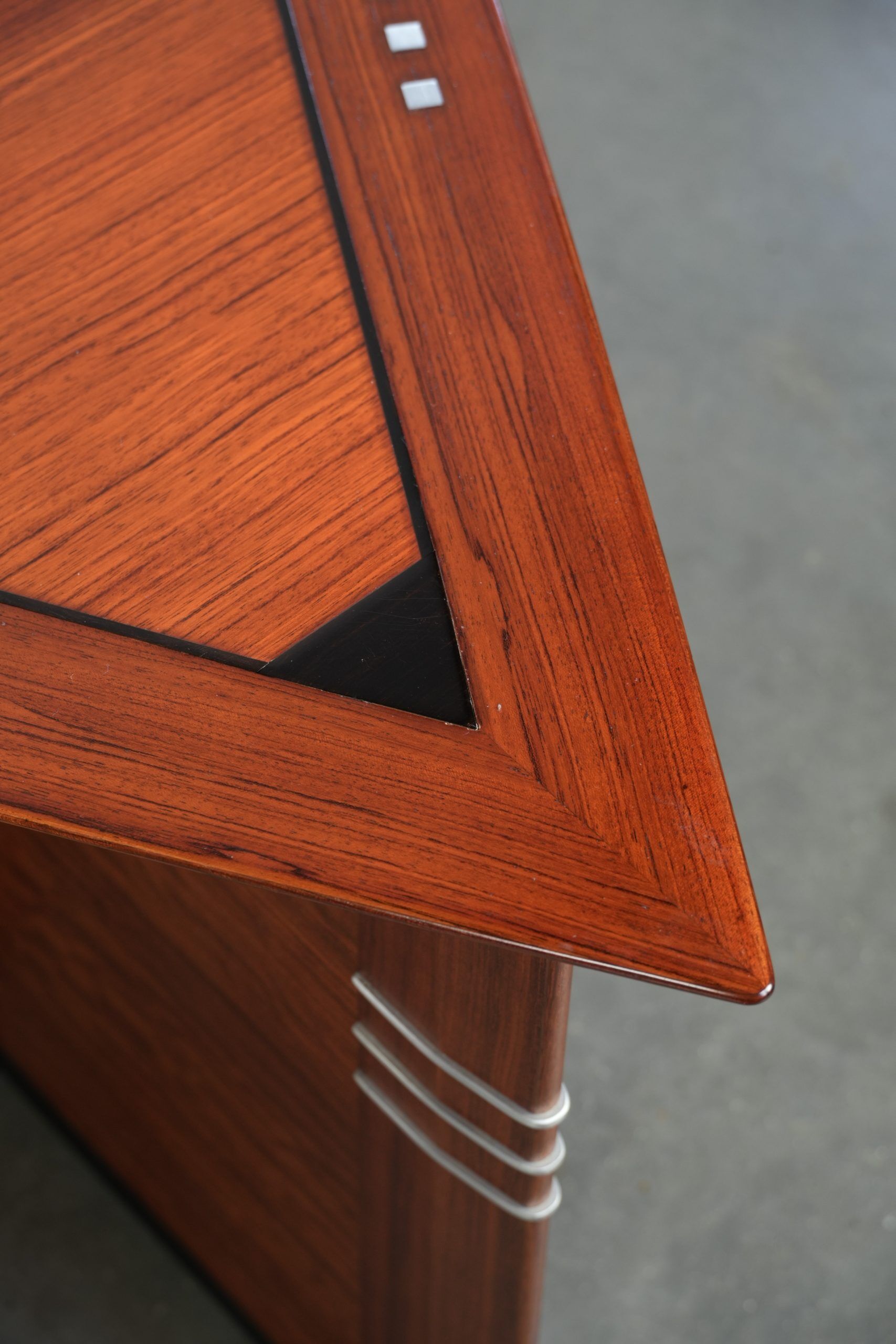 Ensemble de luxe de 2 tables d'appoint/à café en forme de triangle au design Art Déco.