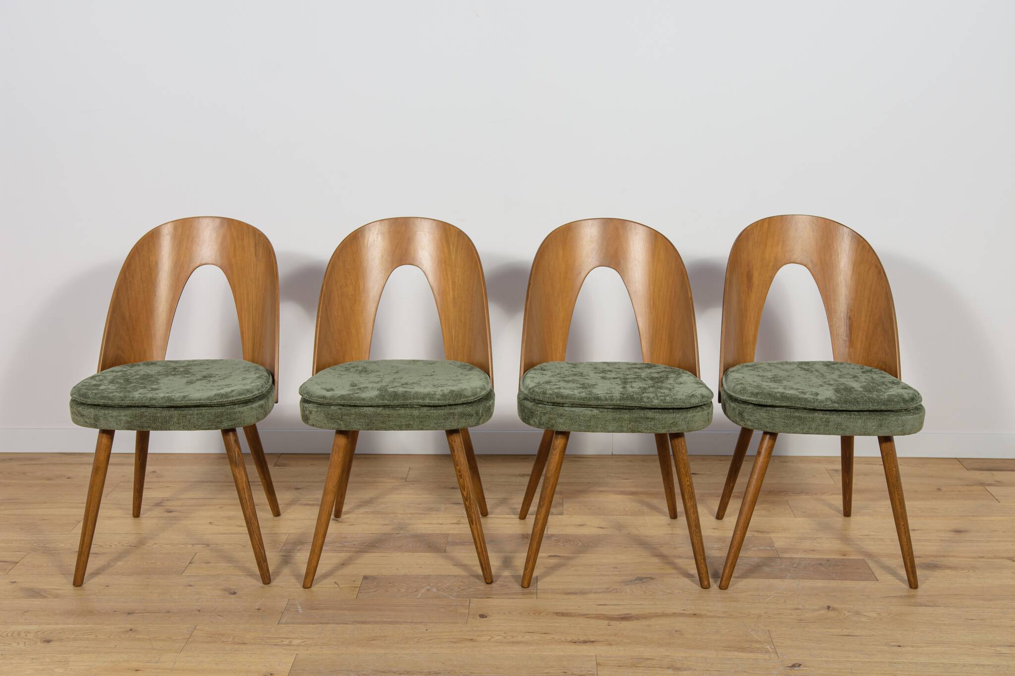 Chaises de salle à manger par Antonín Šuman pour Tatra, années 1960, lot de 4