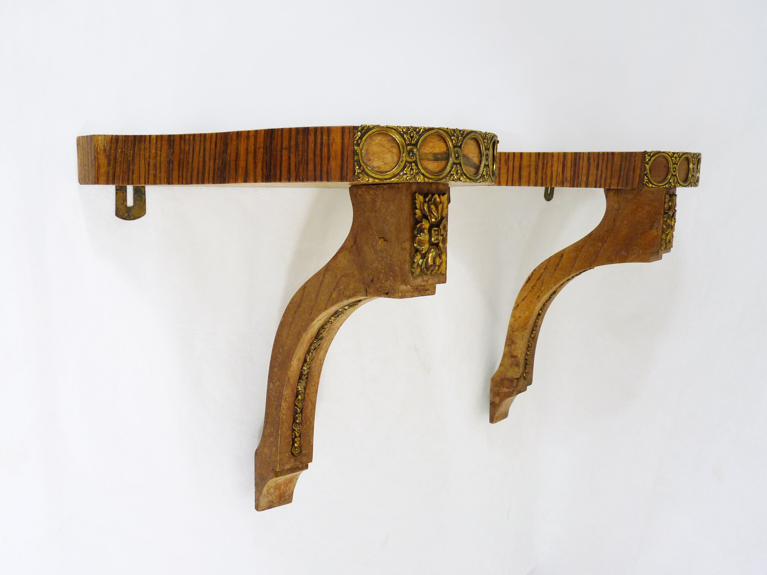 Paire de consoles murales demi lune en bois massif et ornements en laiton. Année 50