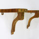 Paire de consoles murales demi lune en bois massif et ornements en laiton. Année 50