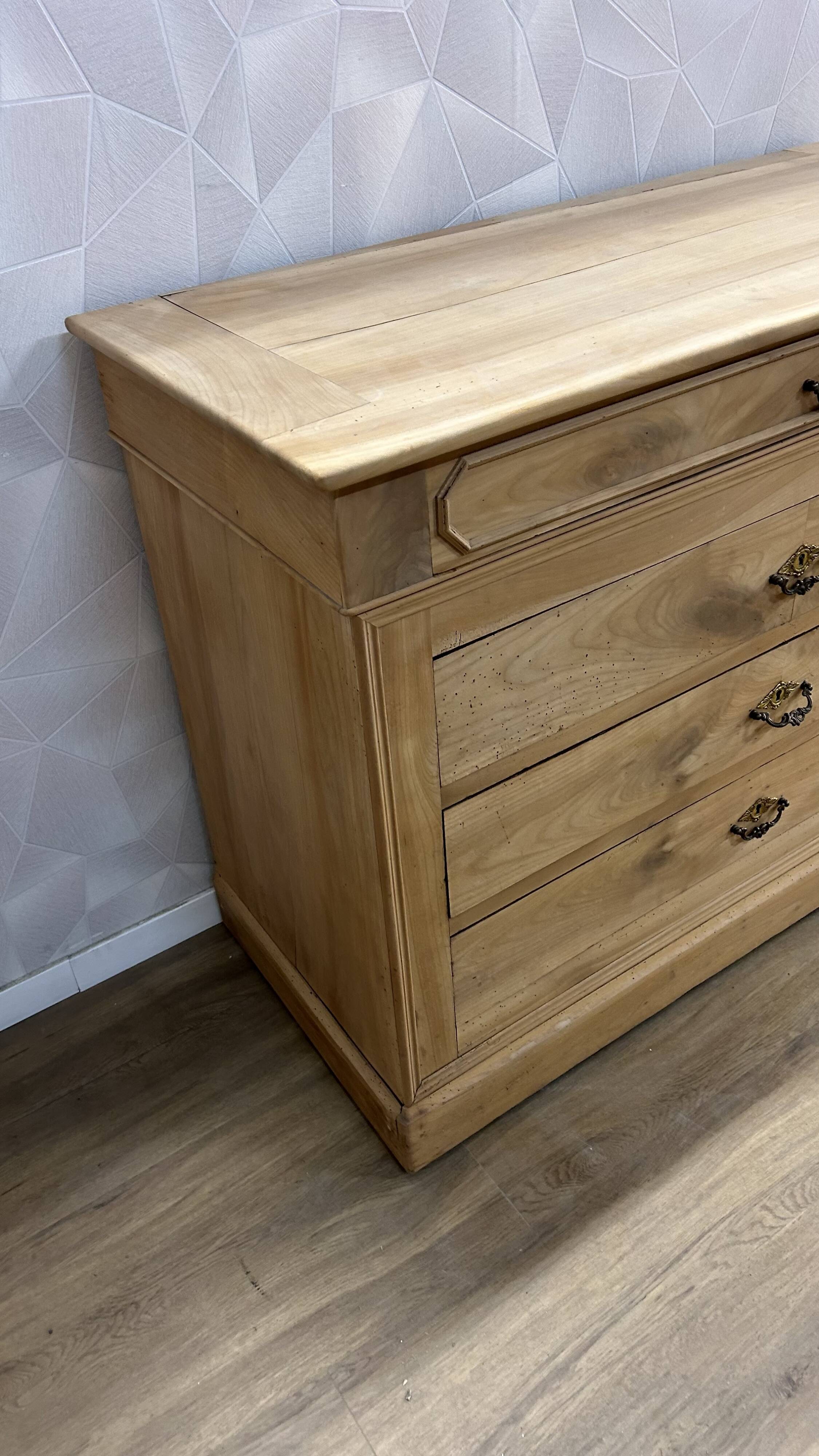Louis Philipe airbrushed chest of drawers with 4 drawers