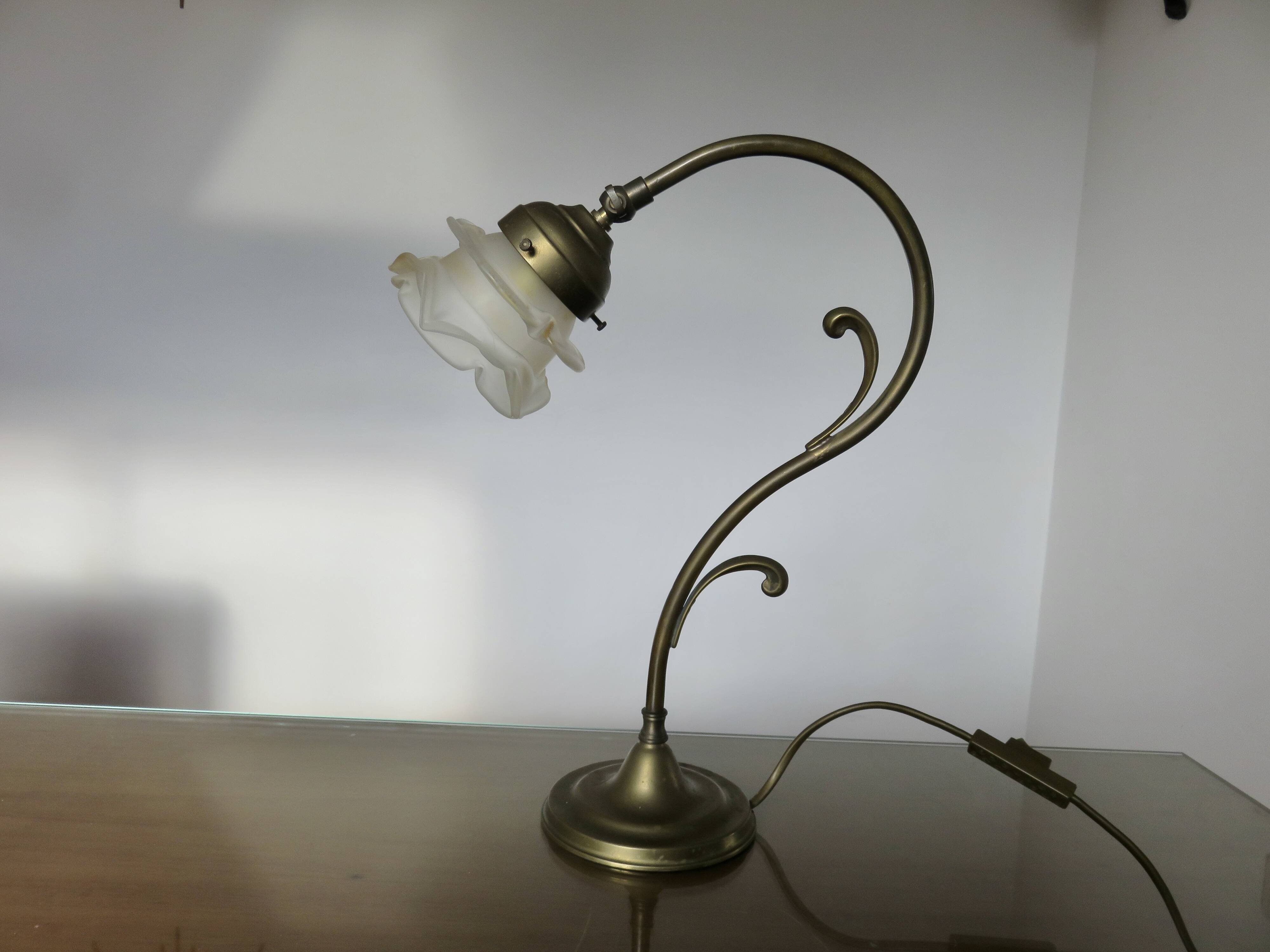 Art Nouveau lamp in brass and frosted glass