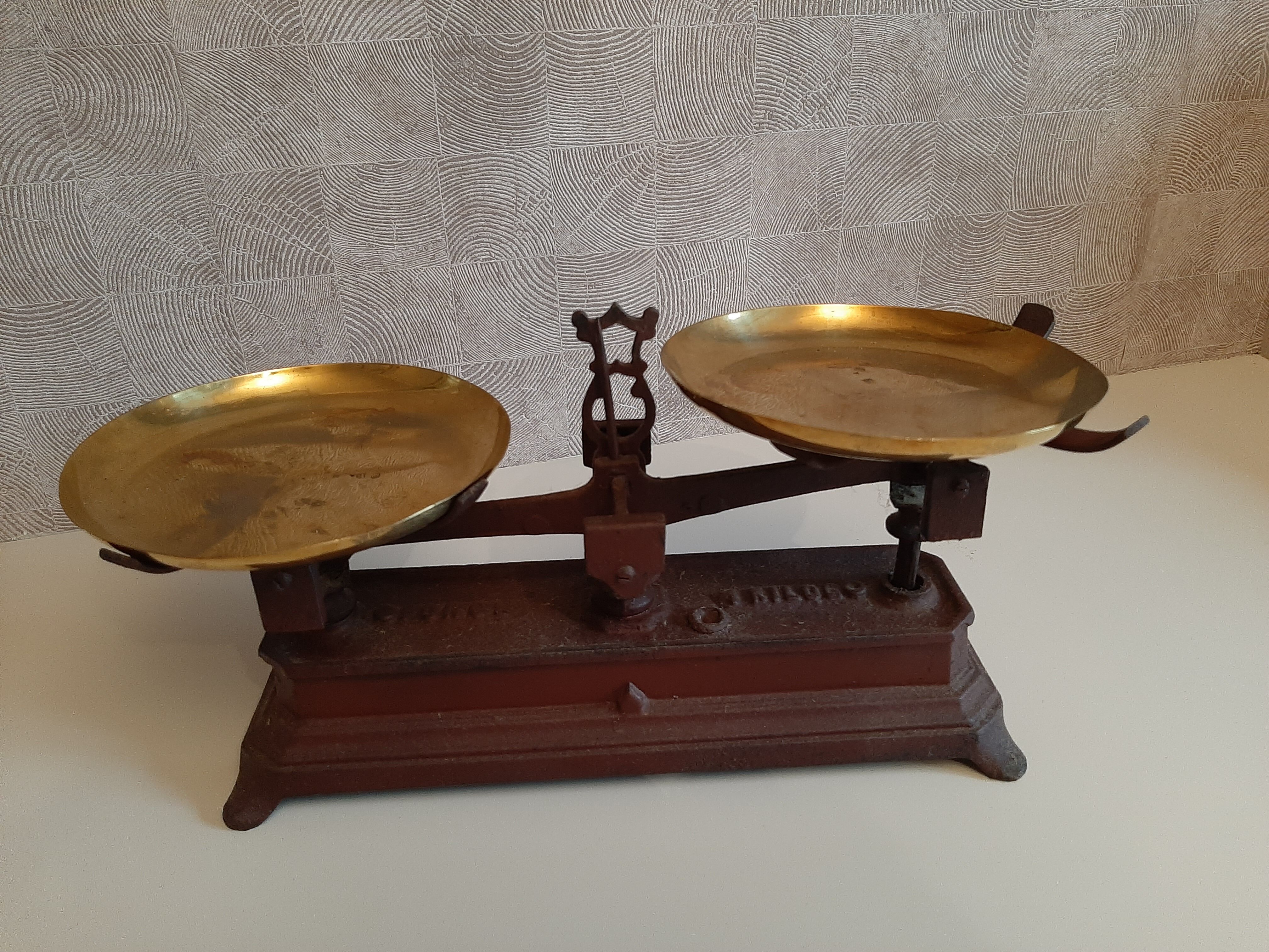 Old scale with 2 trays type Roberval