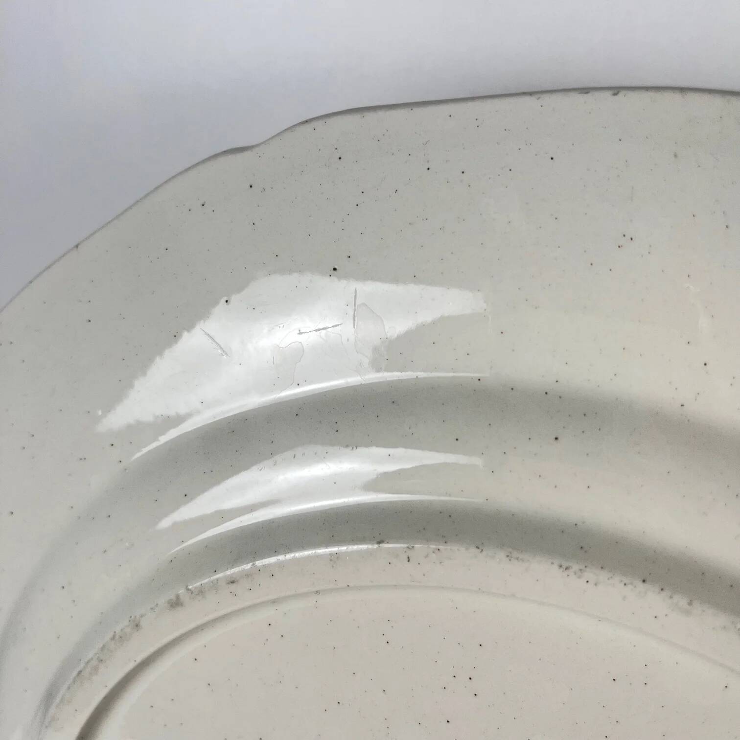 Round plate Villeroy & Boch, Bordeaux rim, early 20th century.