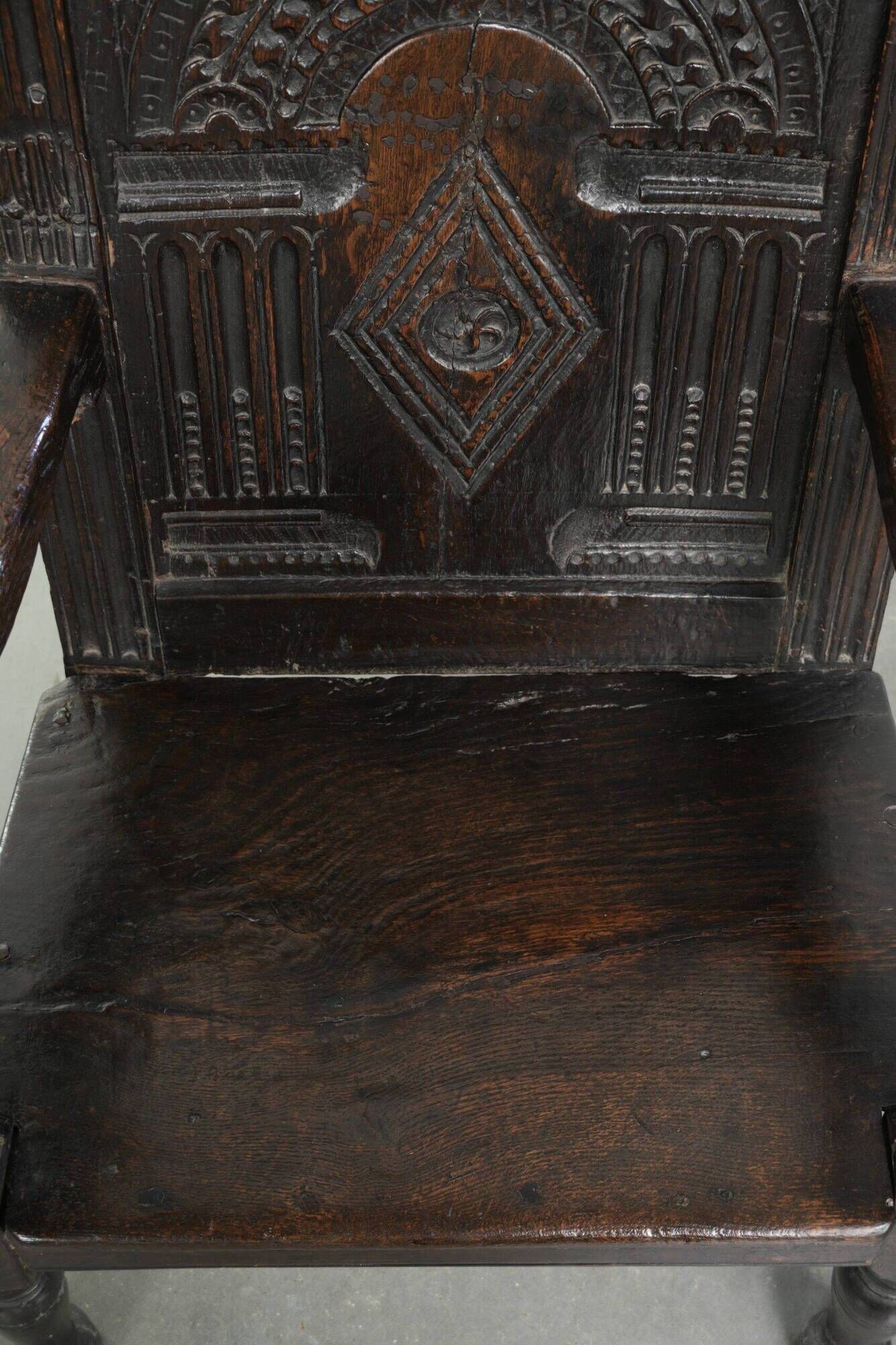 Antique English oak chair / wainscot chair from the 17th century
