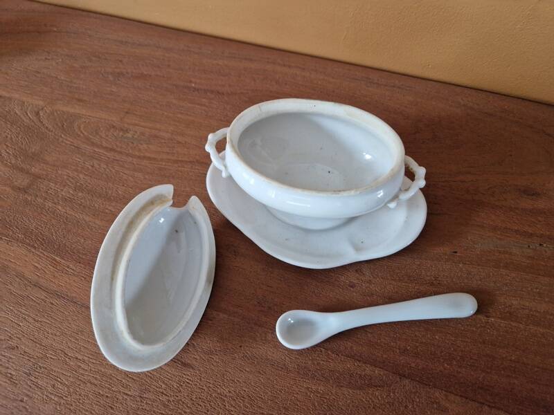 Mustard pot in the shape of a soup tureen made of German or French porcelain.