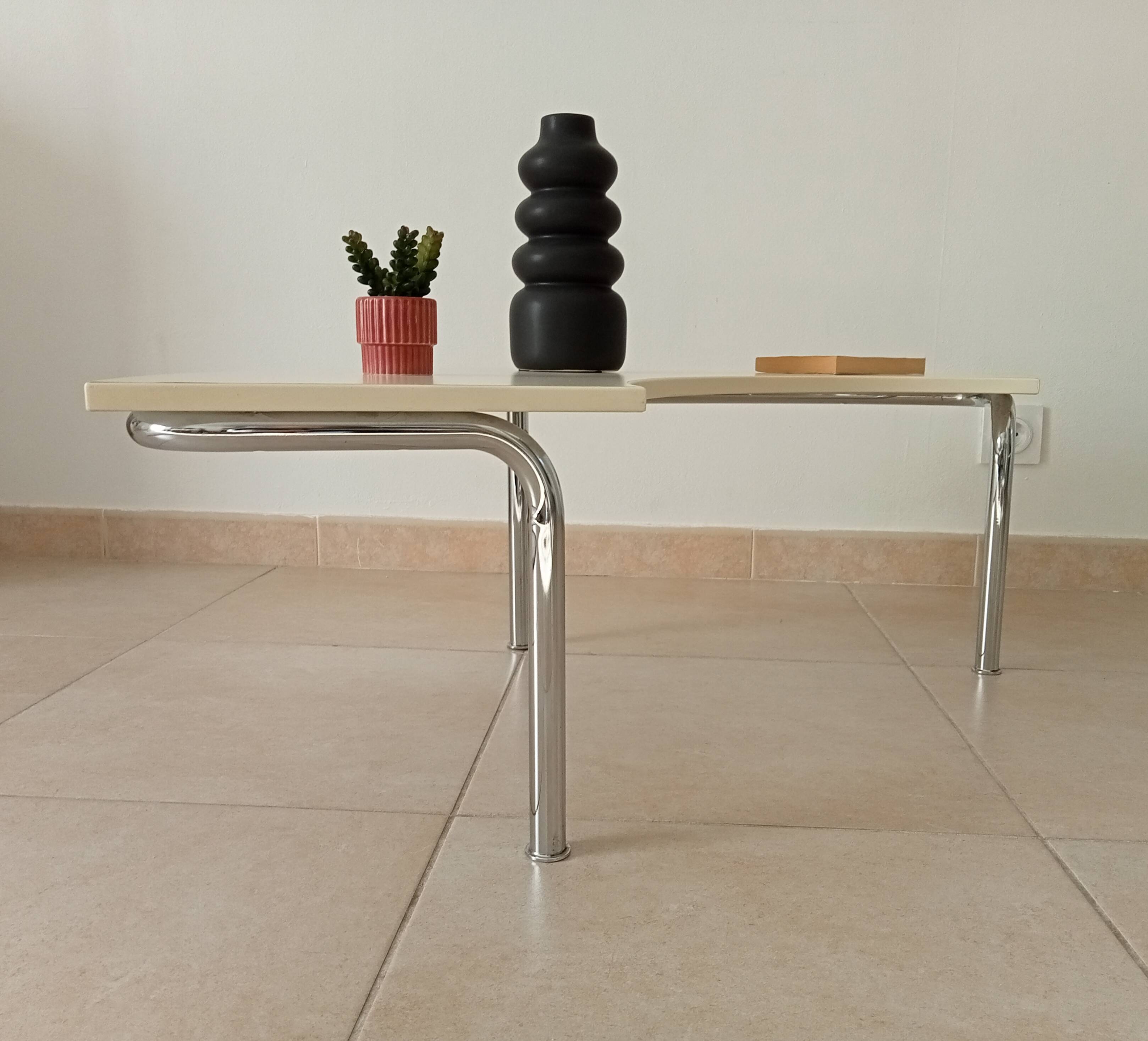 Vintage tripod coffee table in chrome and formica from the 1980s.