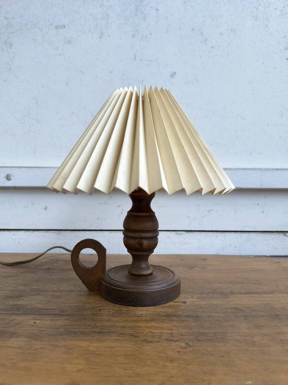 Table lamp in turned wood