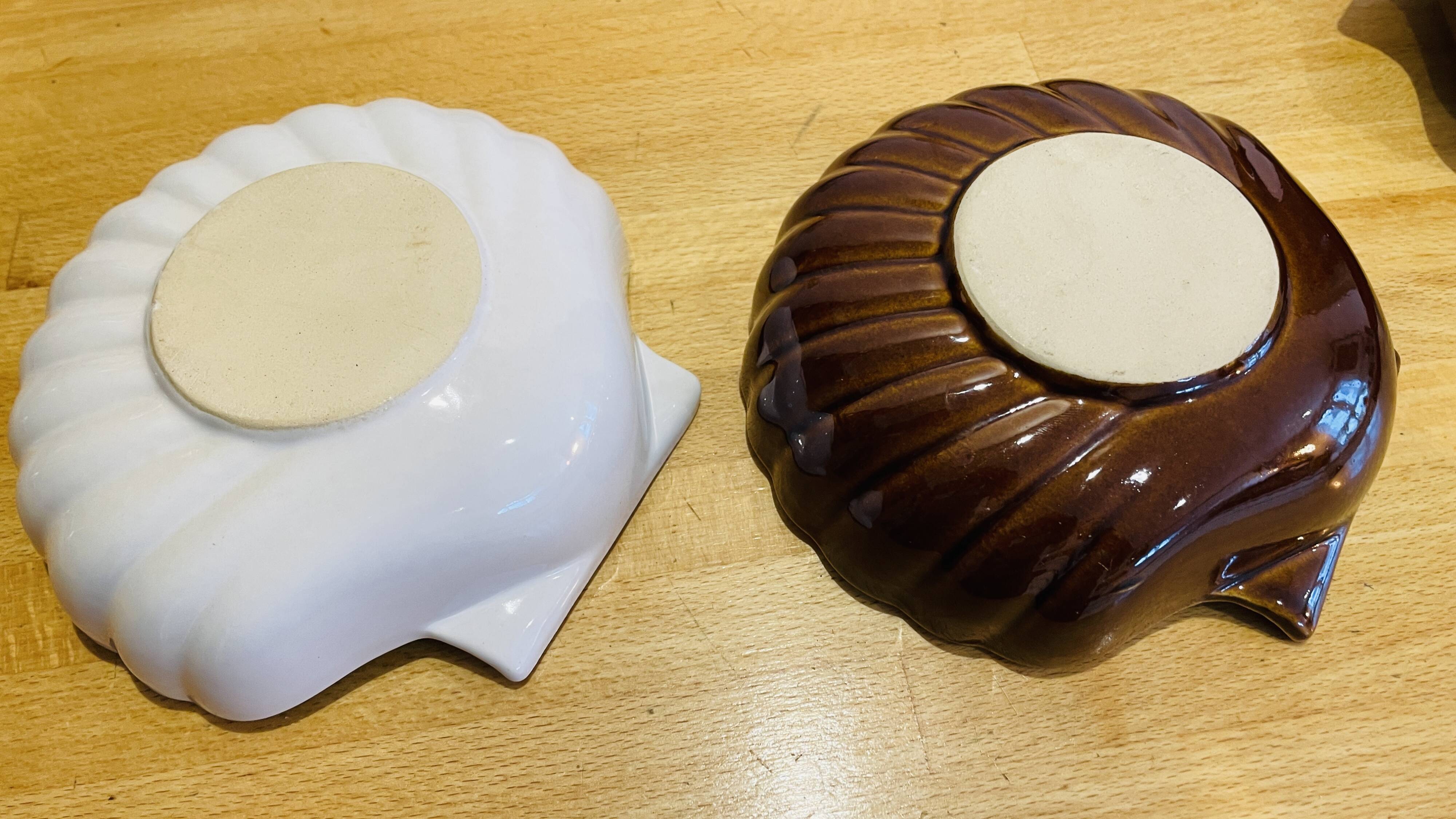 Shell-shaped plates. Scallop shell. Ceramic.