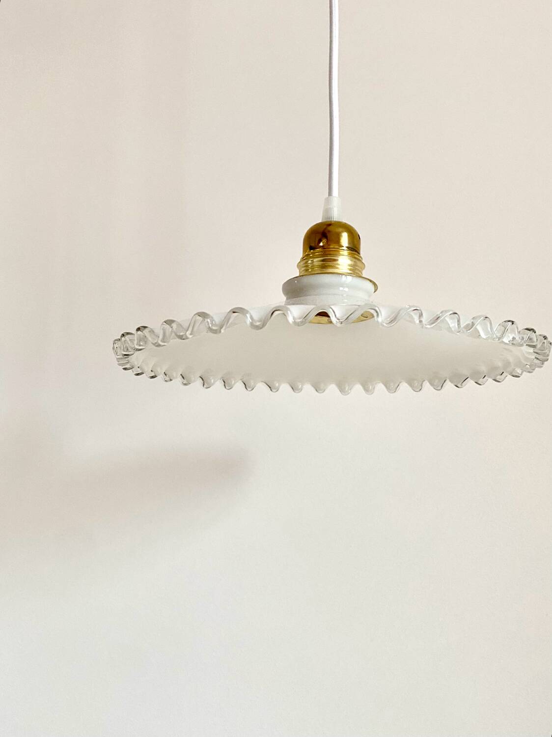 Suspension opaline crénelée